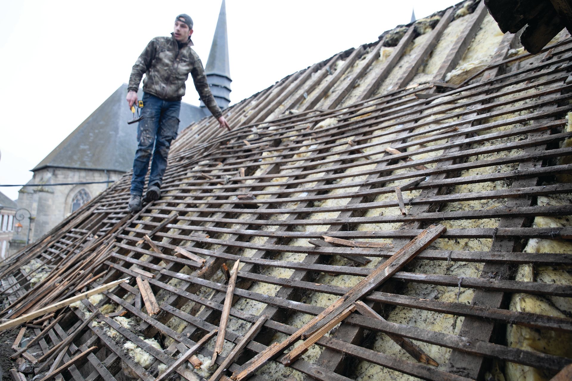 Une couverture de maison totalement enlevée pour la rénover