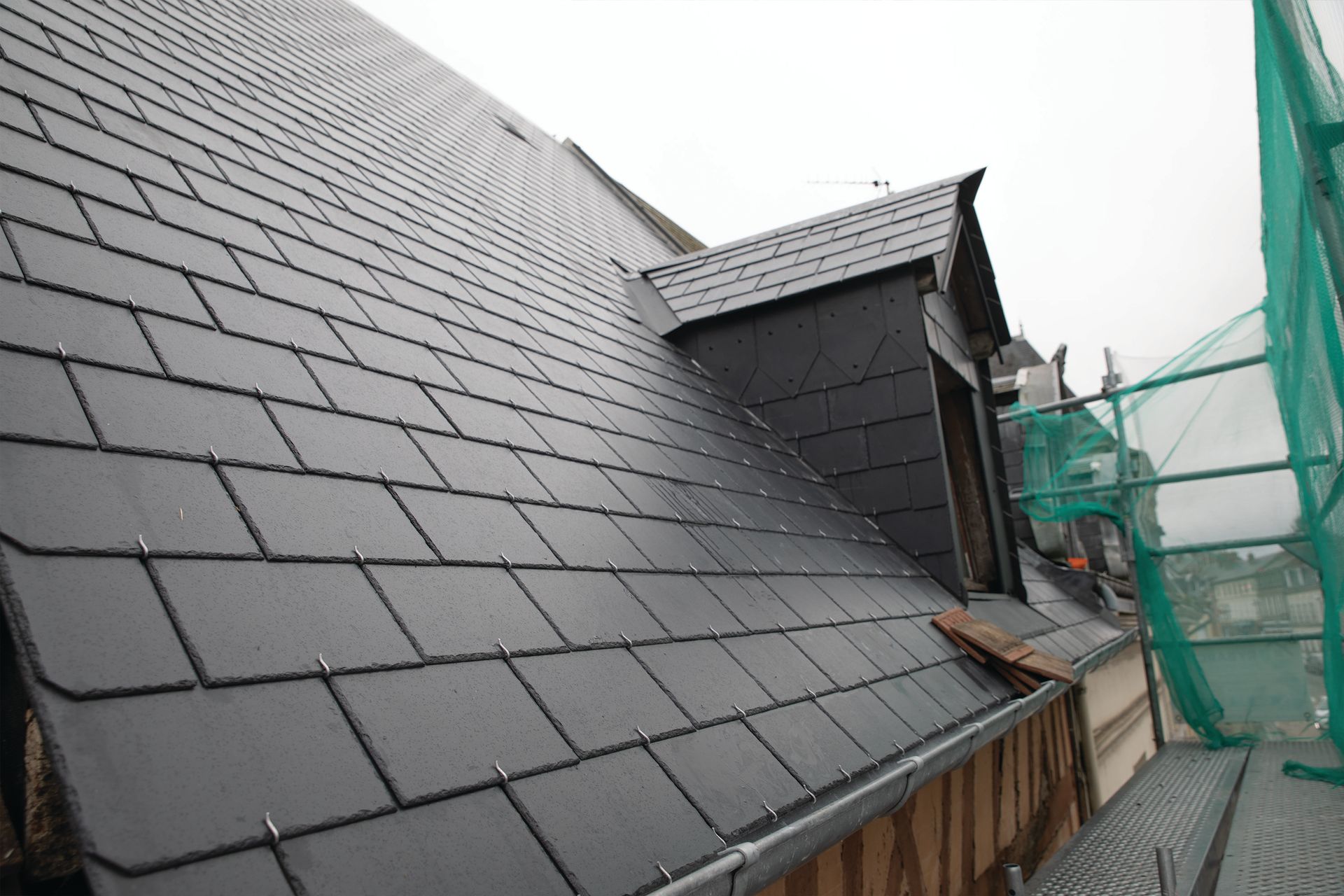 Couverture d'un toit en ardoise par la SARL Rybarczyk