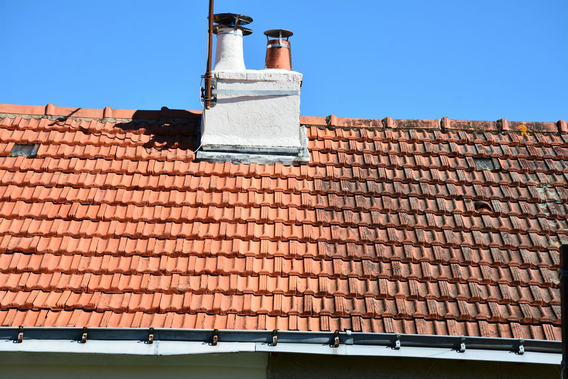 Nettoyage de toiture en tuiles afin d'enlever la saleté et la mousse