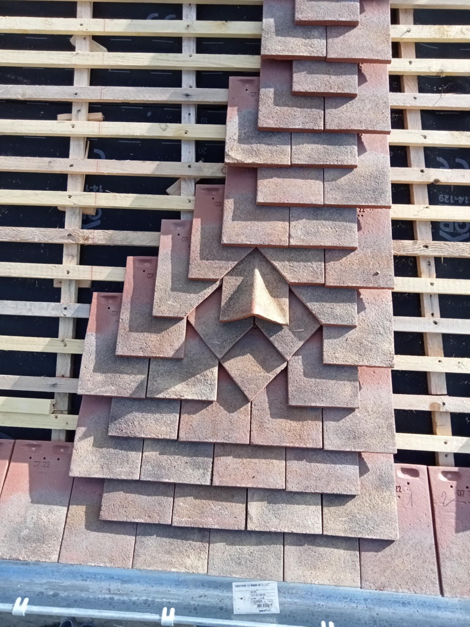 Gros plan sur une pose de tuiles rectangulaires