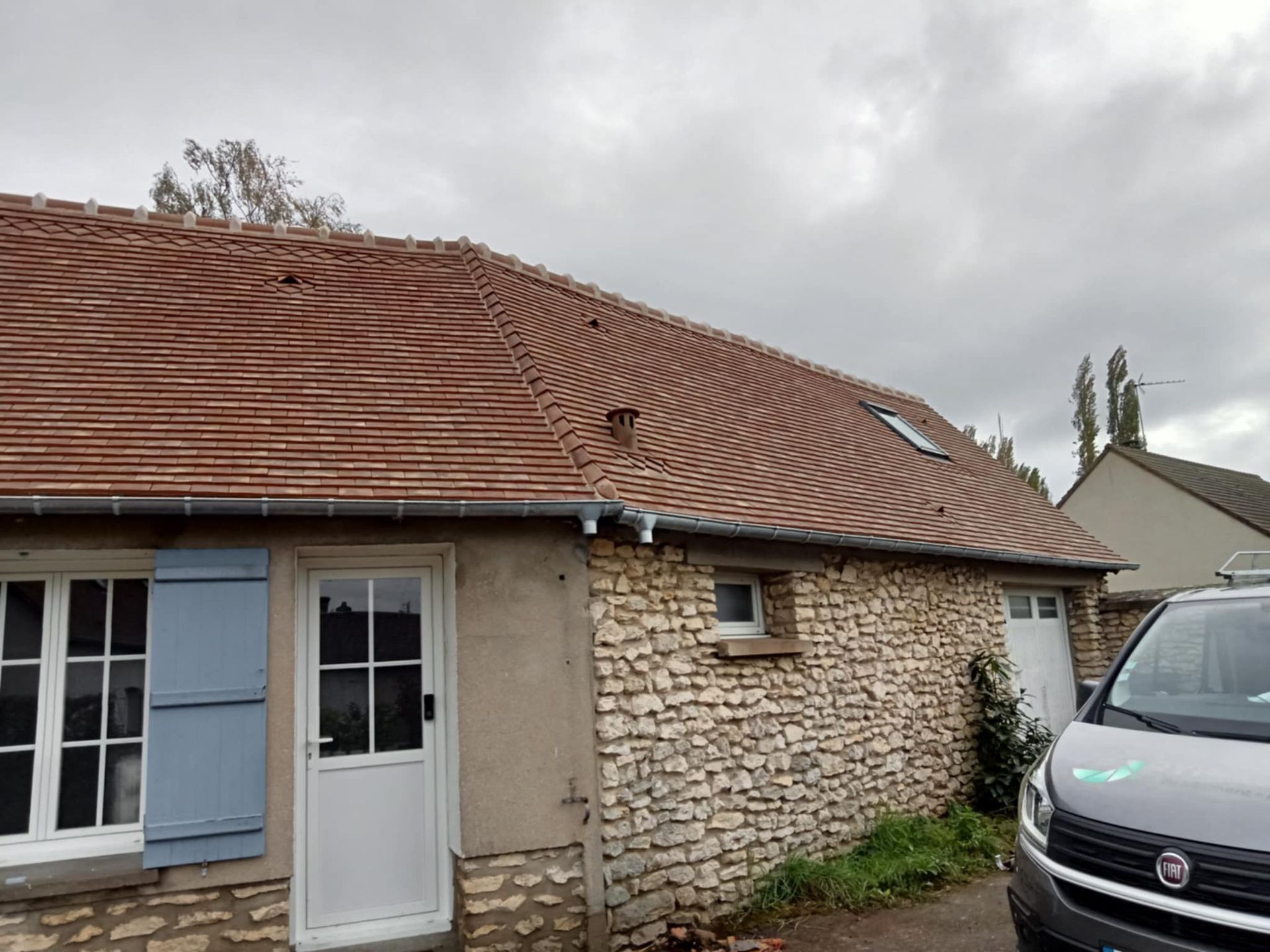 Maison en plein pied à la toiture neuve 01