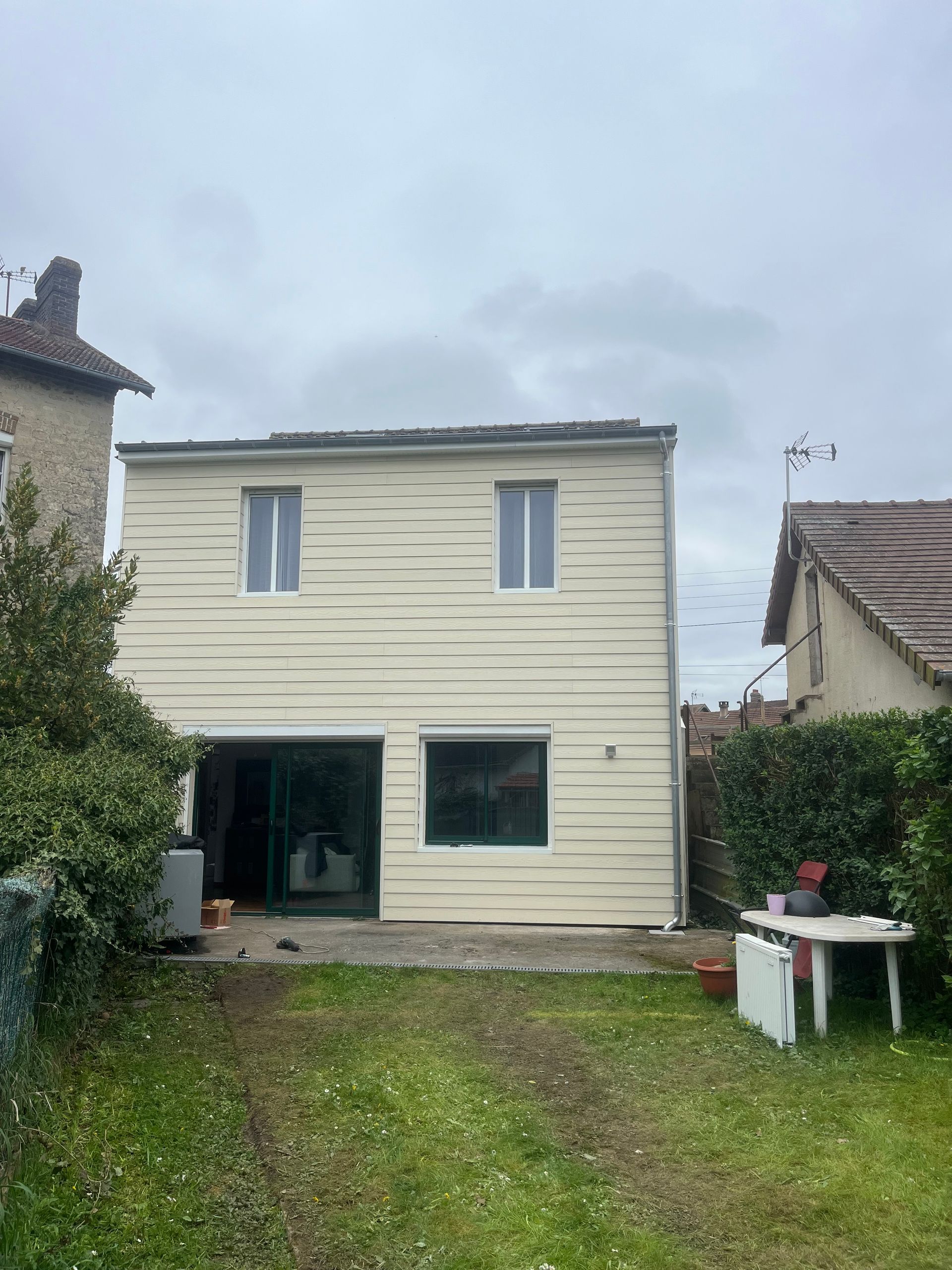 Une petite maison côté jardin au bardage clair