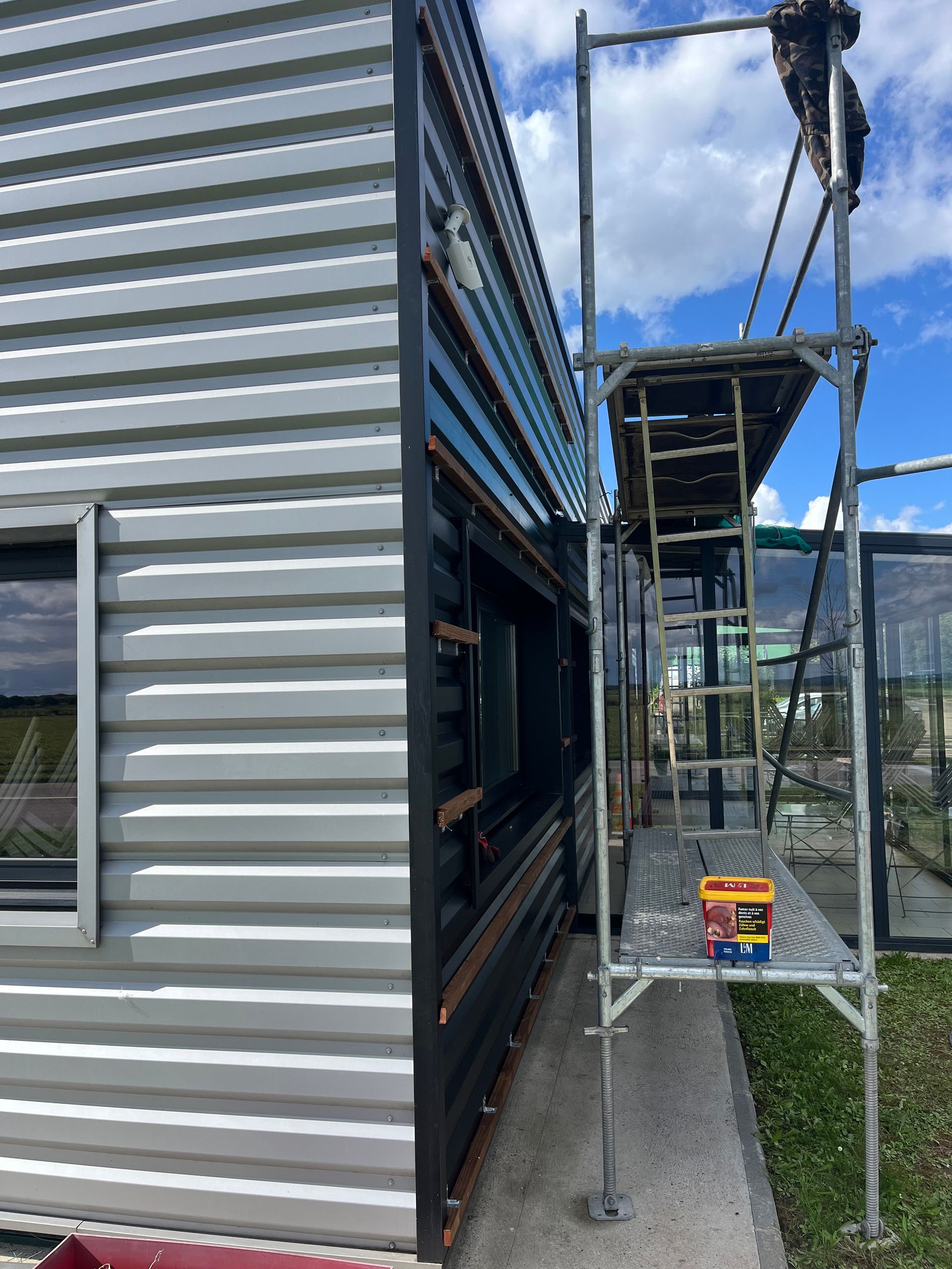 Isolation extérieure d'une maison avec du bardage gris