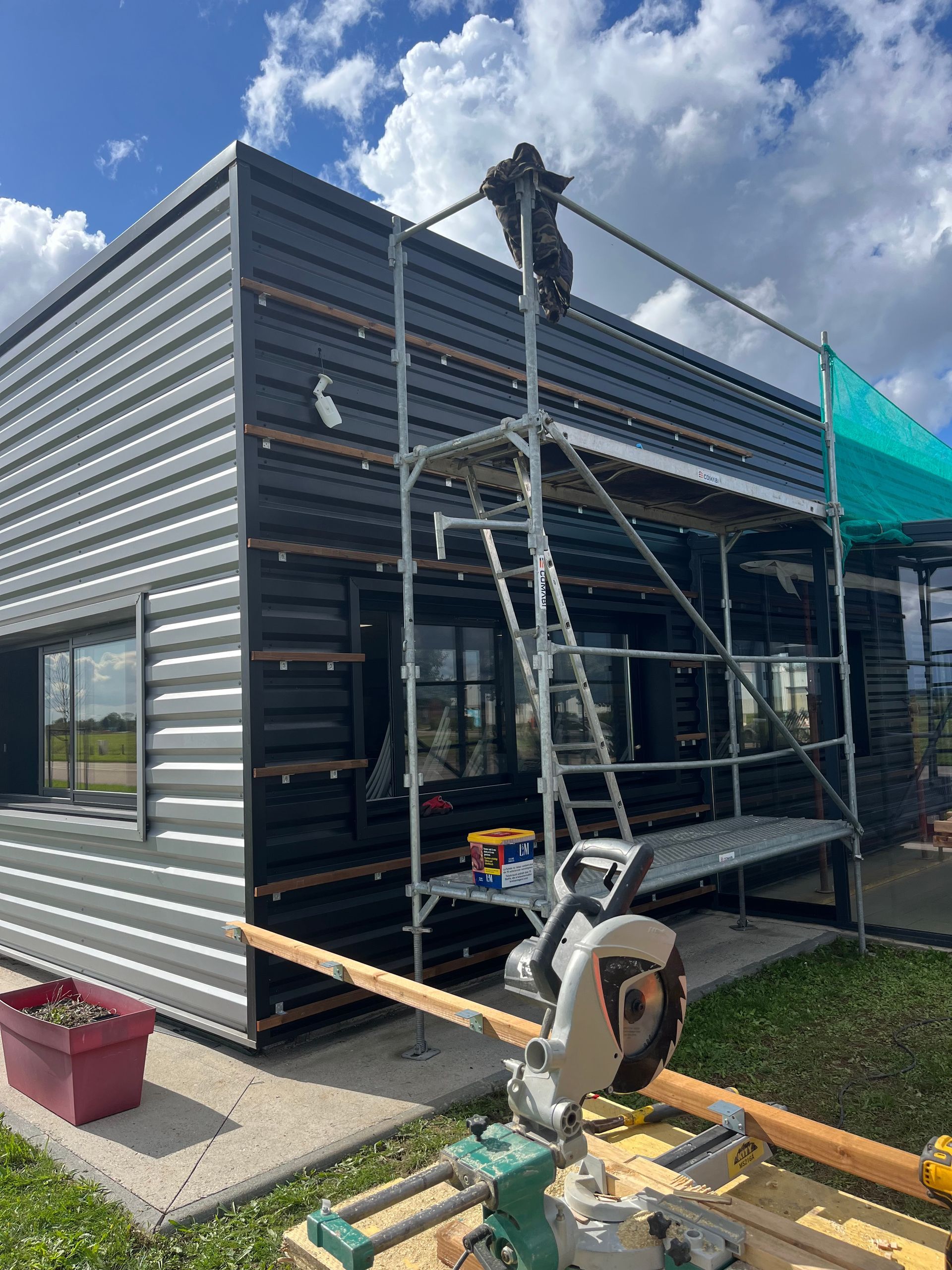 Échafaudage devant une construction métallique