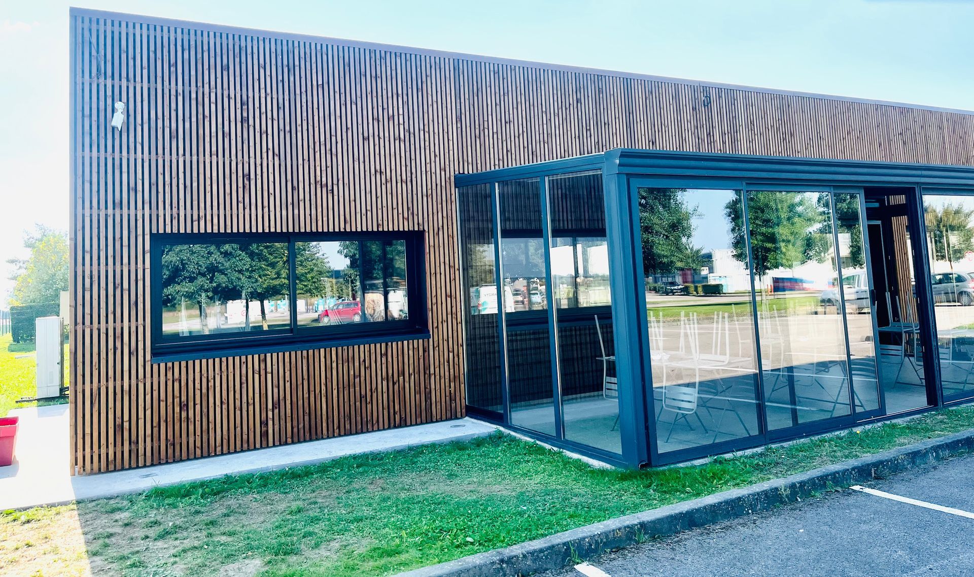 Construction avec bardage en bois avec véranda