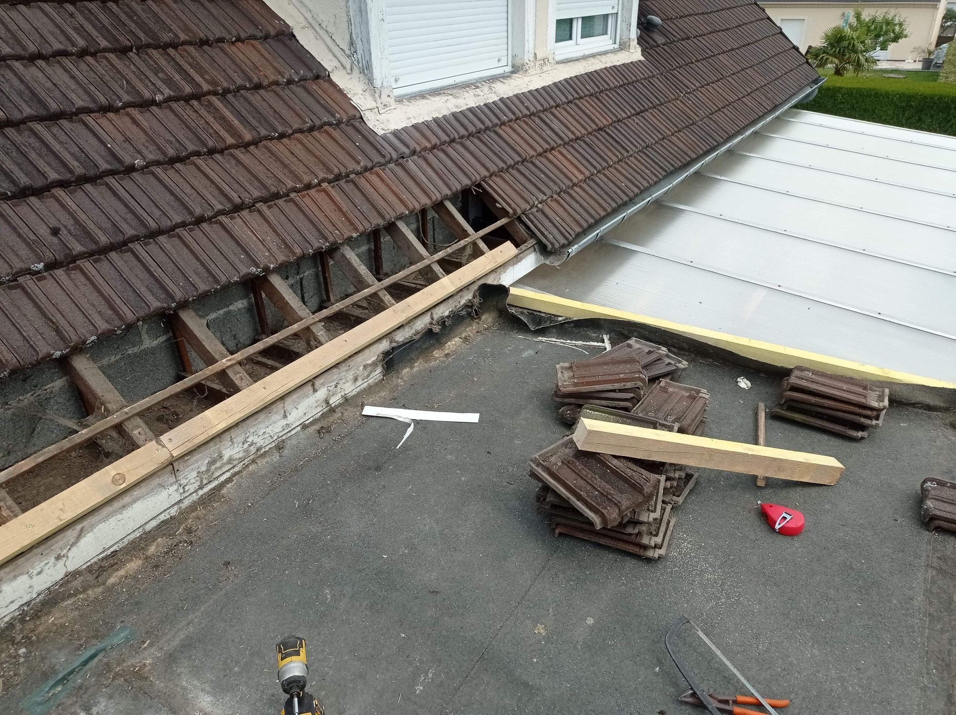 Rénovation d'une toiture en tuile dans un habitat