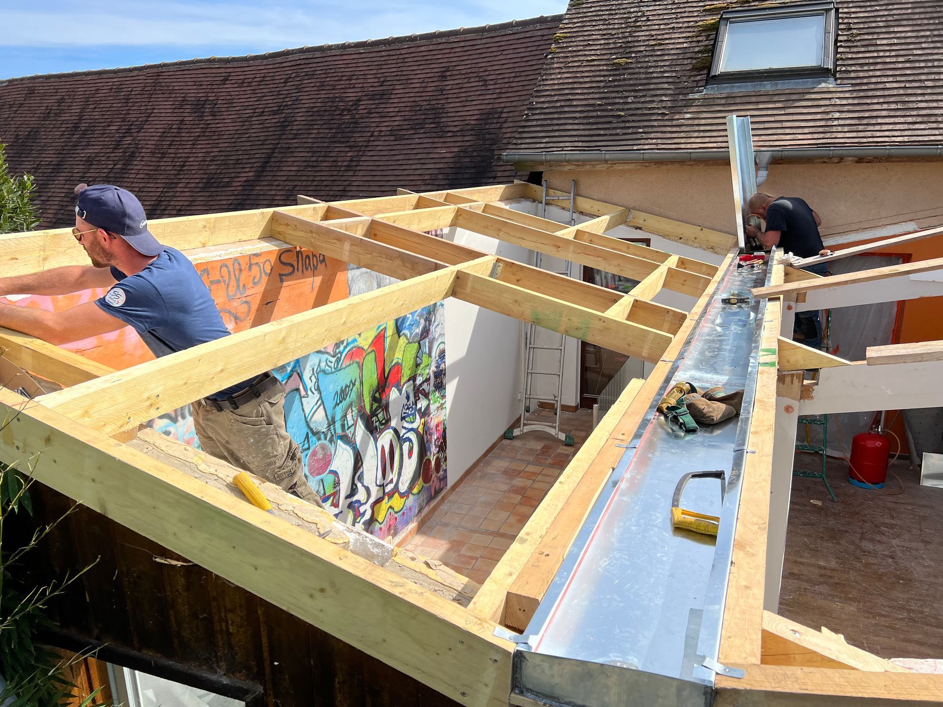 Rénovation d'une charpente de maison avant la pose de tuiles