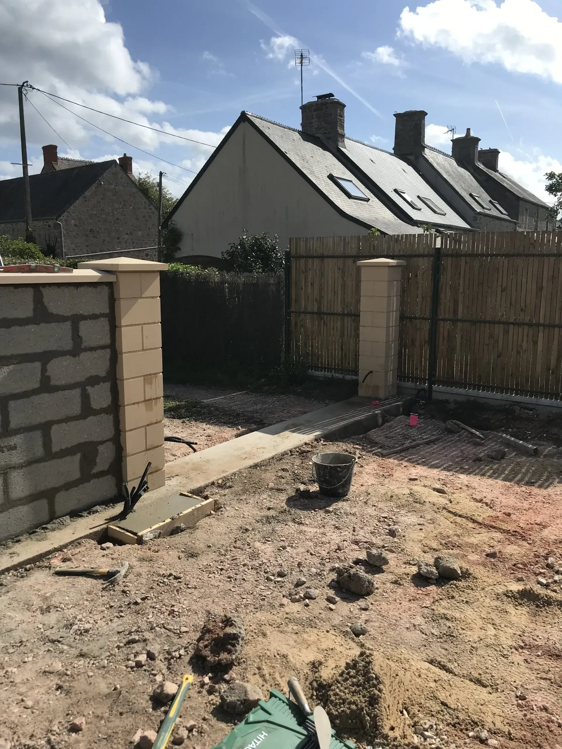 Mur et piliers pour un portail d'entrée