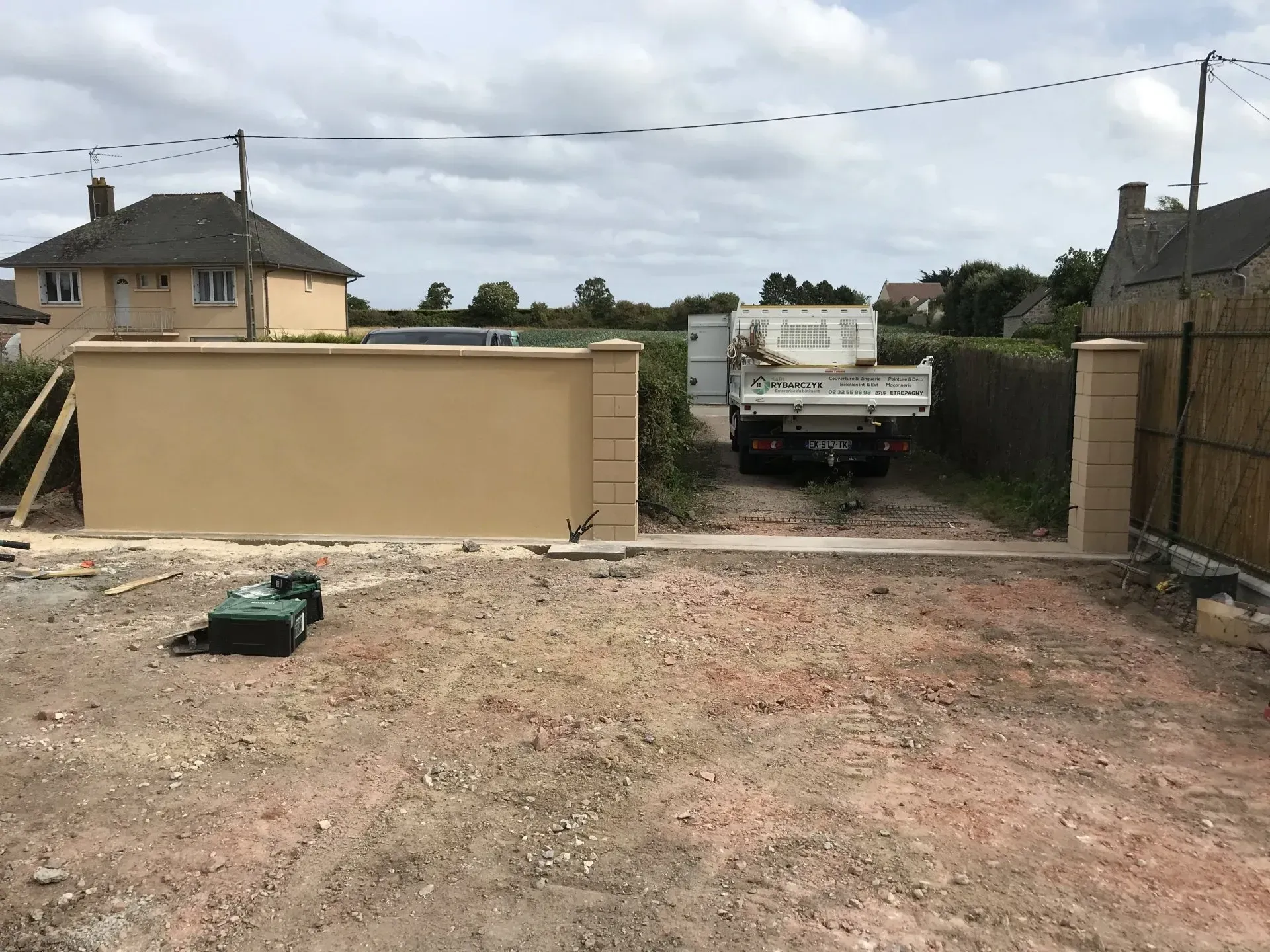 Camionnette derrière l'entrée d'un portail