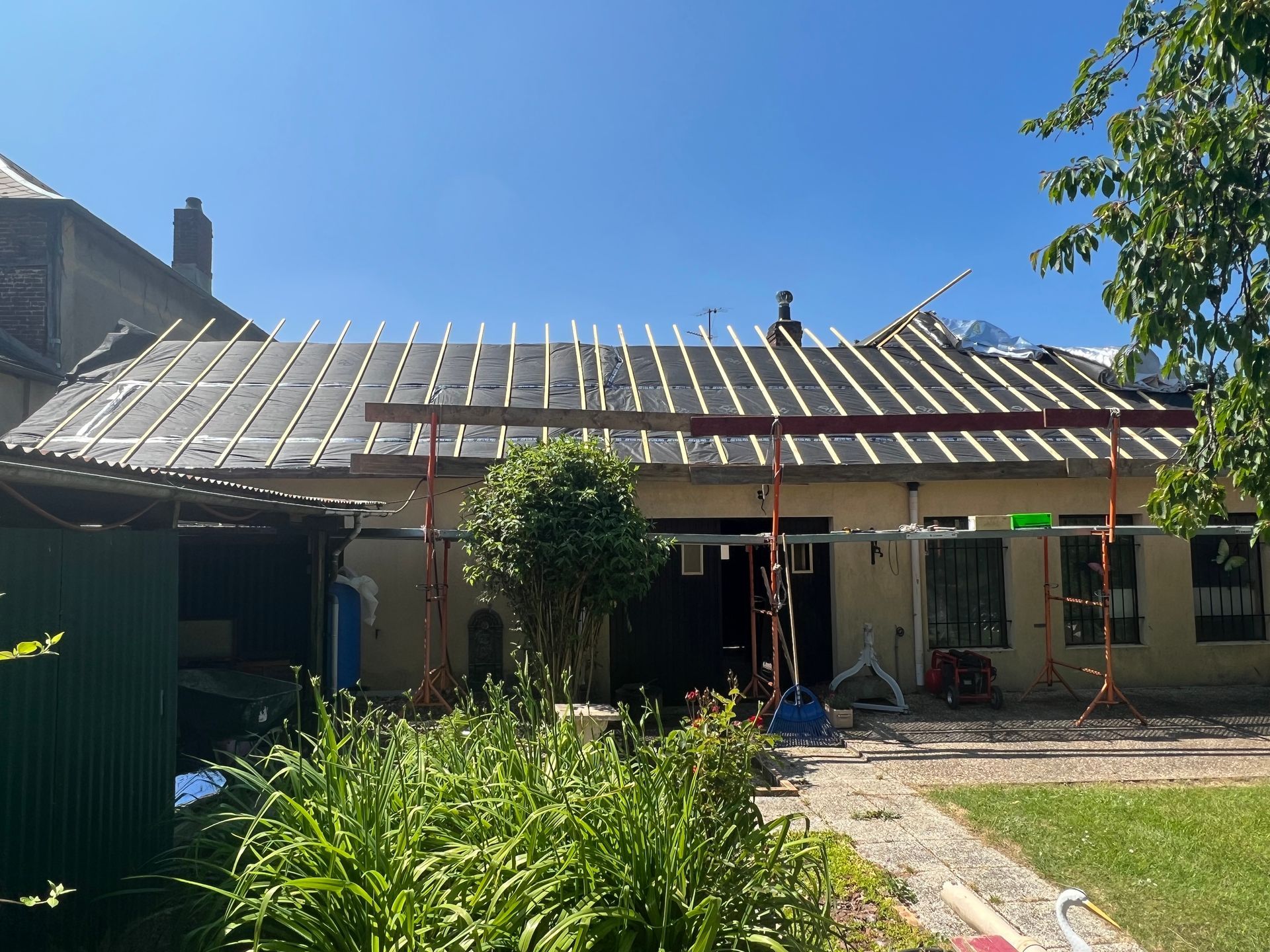 Rénovation d'une toiture dans une petite maison au soleil