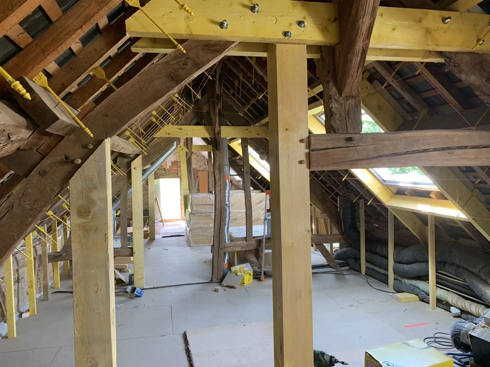 Poutres et charpente apparentes sous une toiture 01