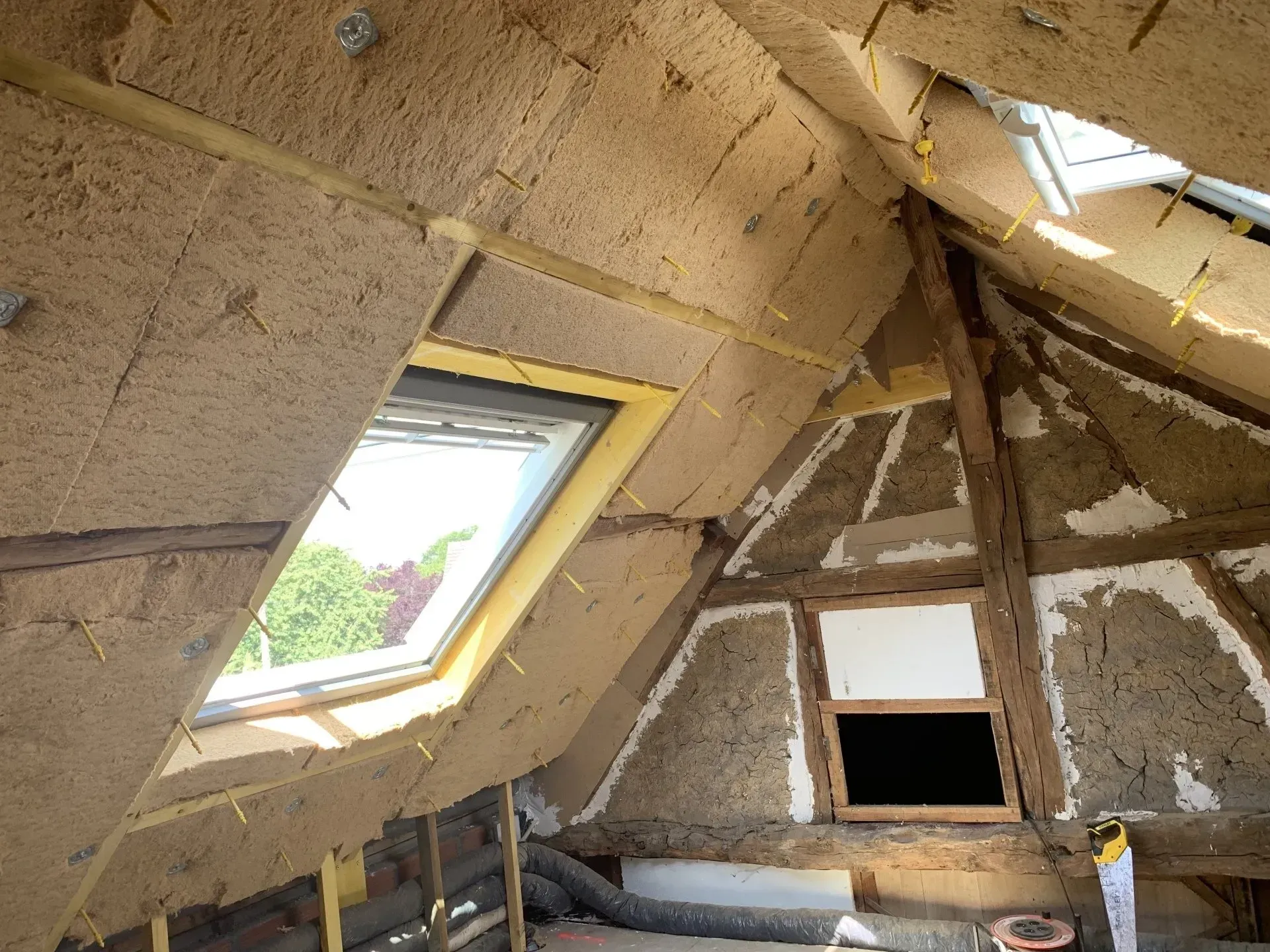 Plaques d'isolation sous une toiture autour d'un velux