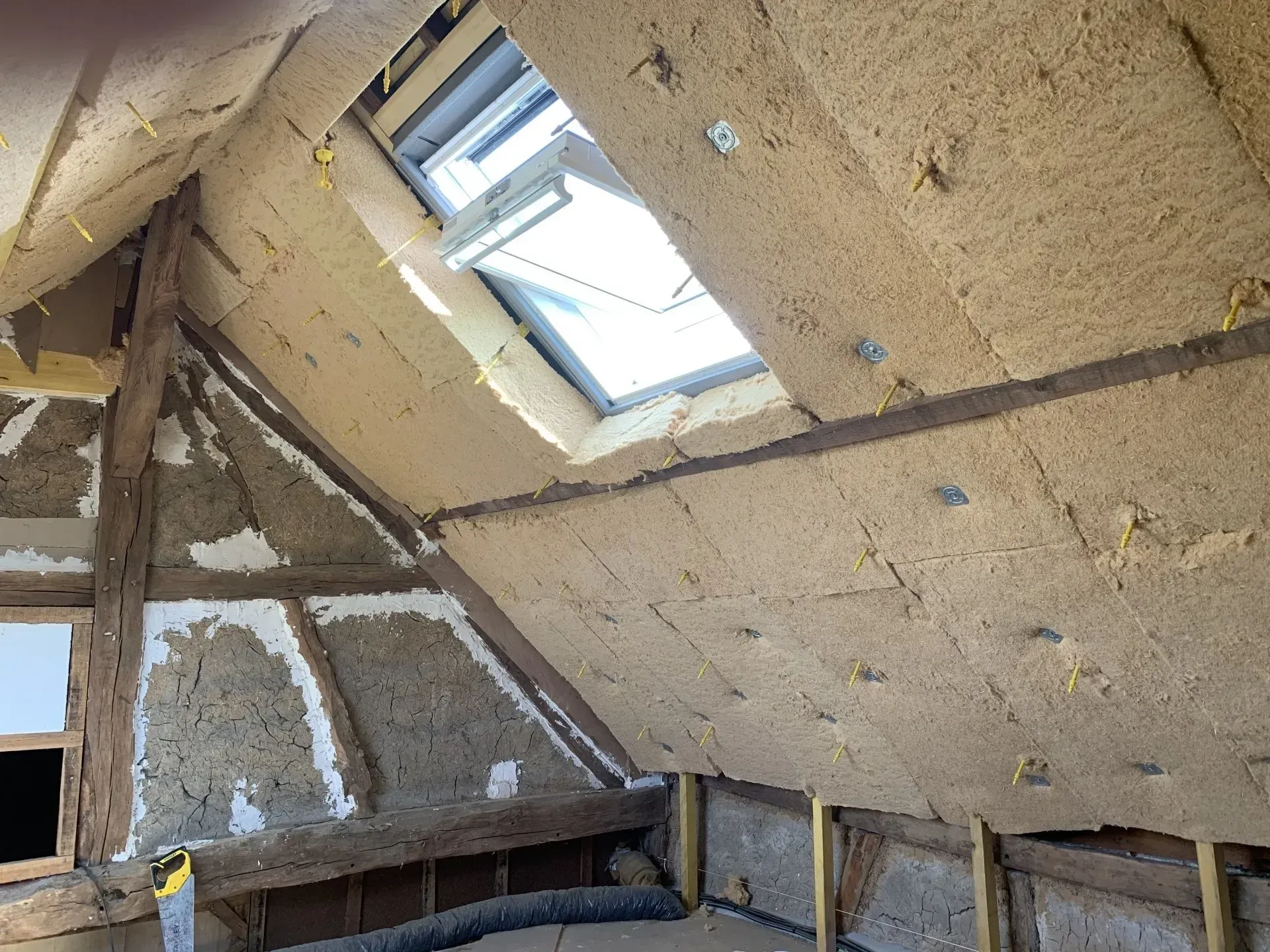 Plaques d'isolation sous une toiture autour d'un velux 02