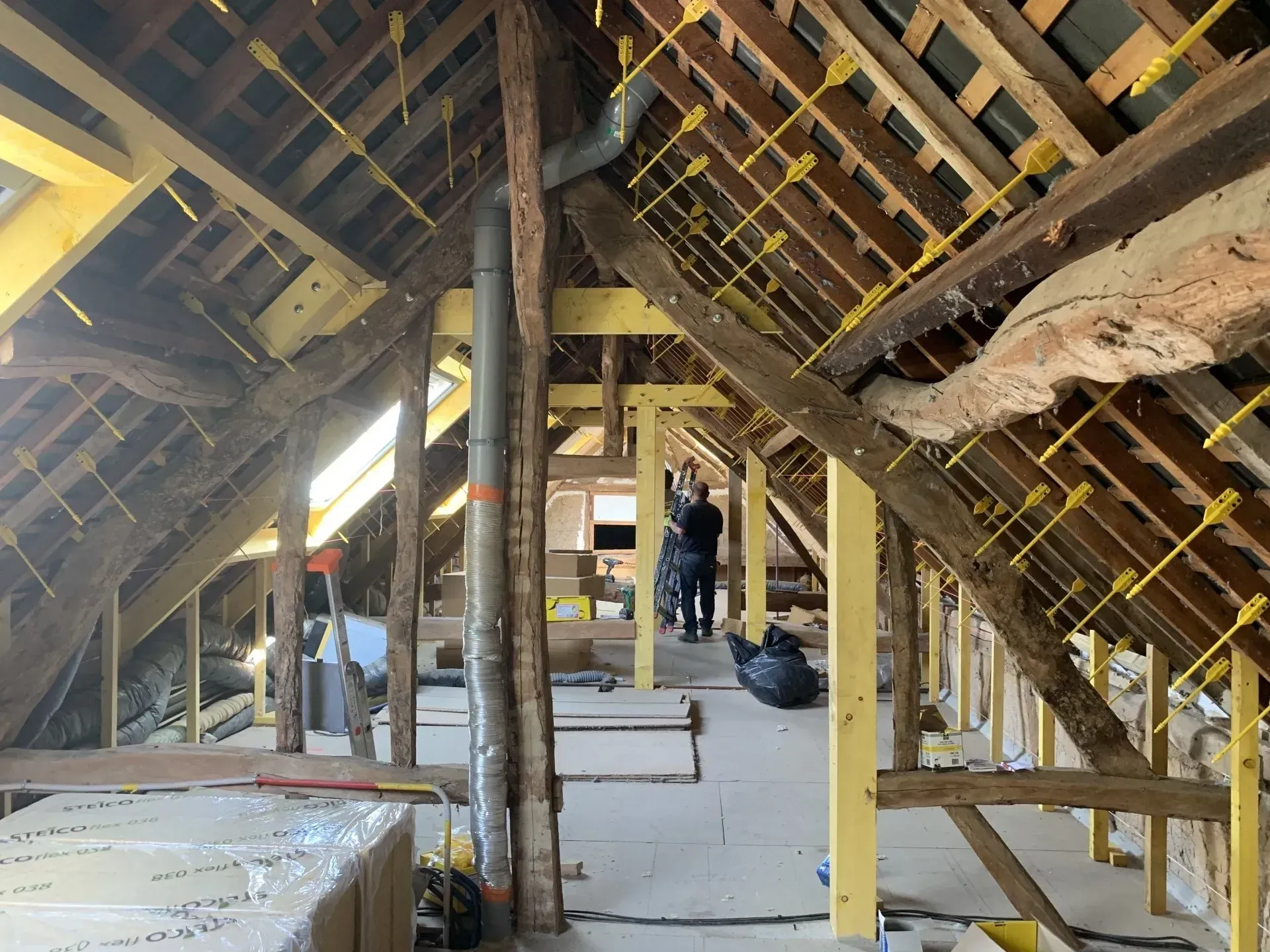 Poutres et charpente apparentes sous une toiture 02