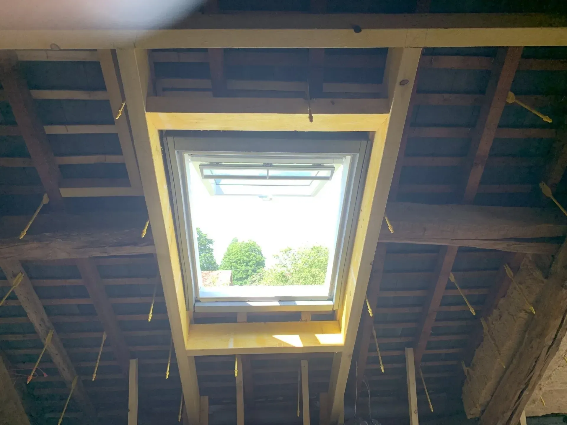 Vue du dessous d'un velux sur une toiture