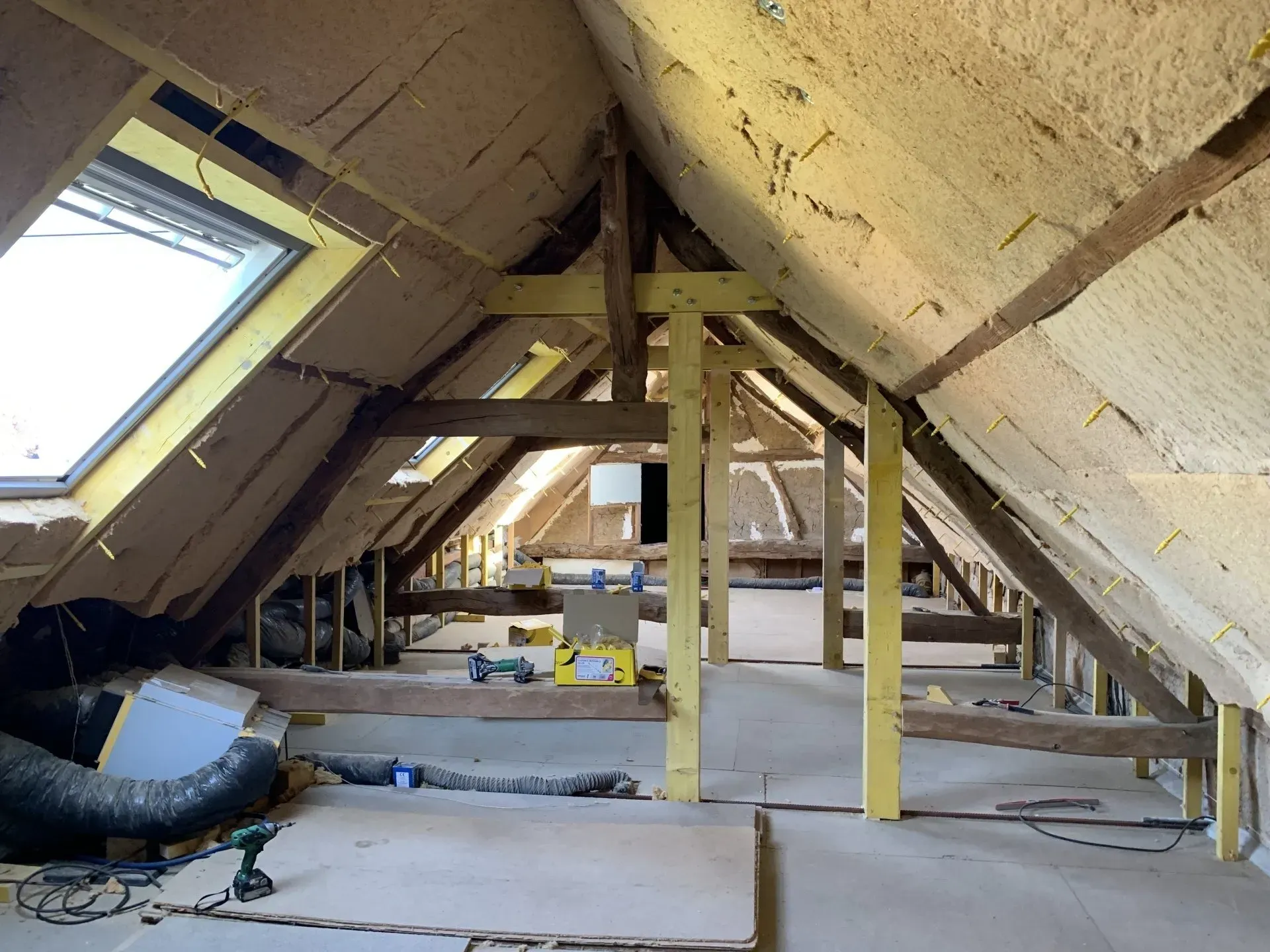 Plaques d'isolations recouvrant tout le dessous d'une toiture