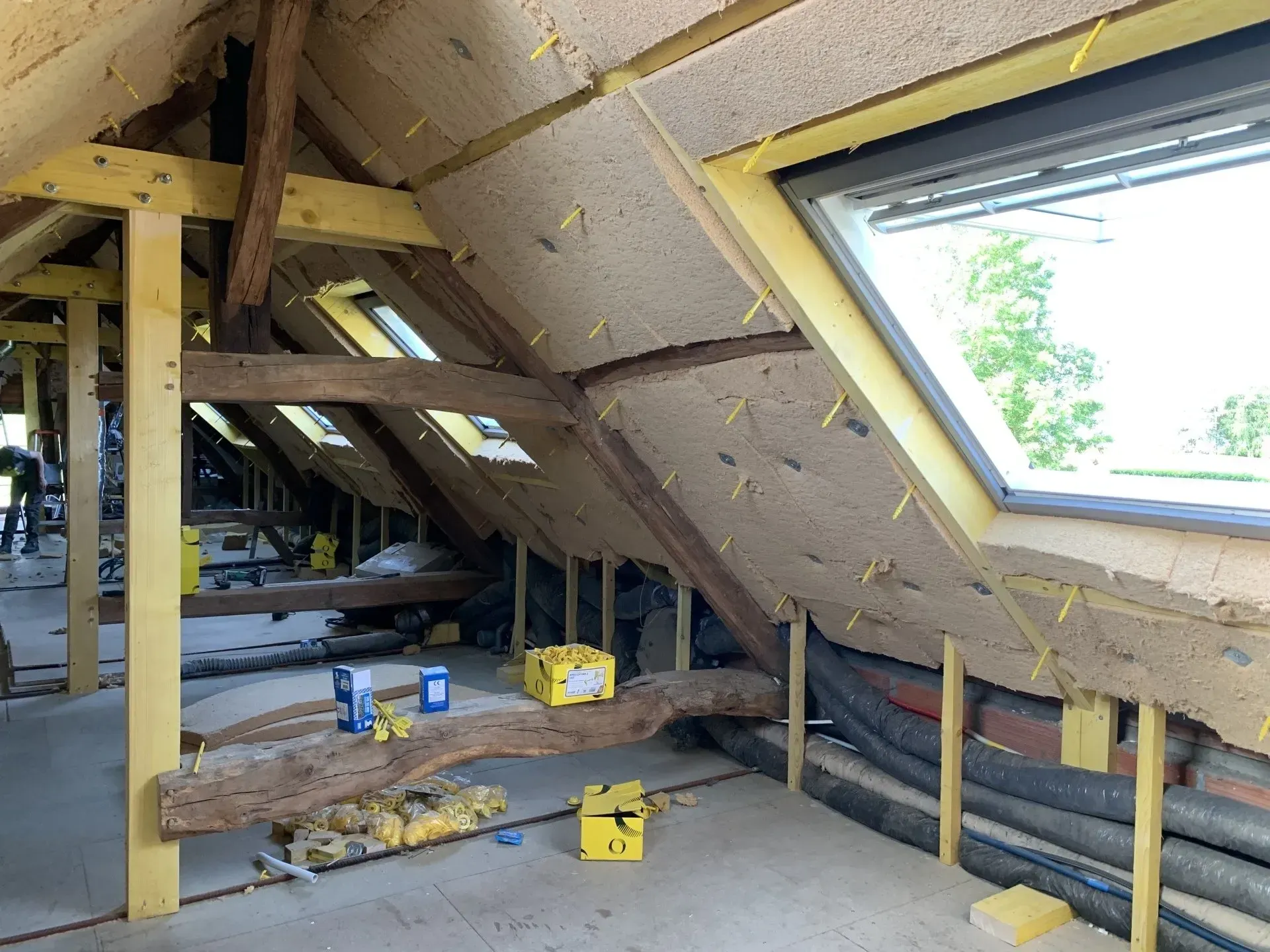 Plaques d'isolation sous une toiture autour d'un velux 03