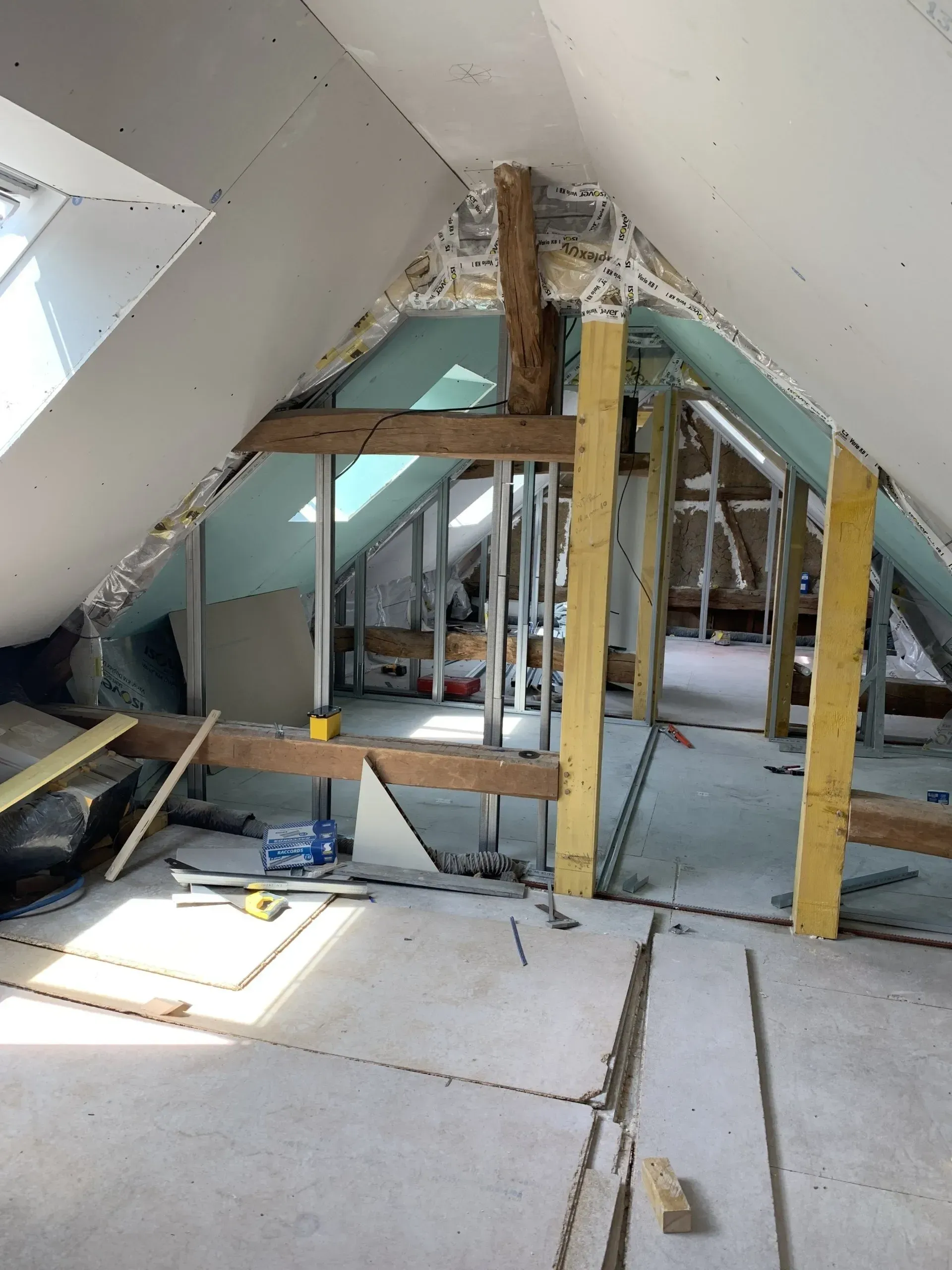 Plaques de placo recouvrant l'ensemble des combles sous une toiture