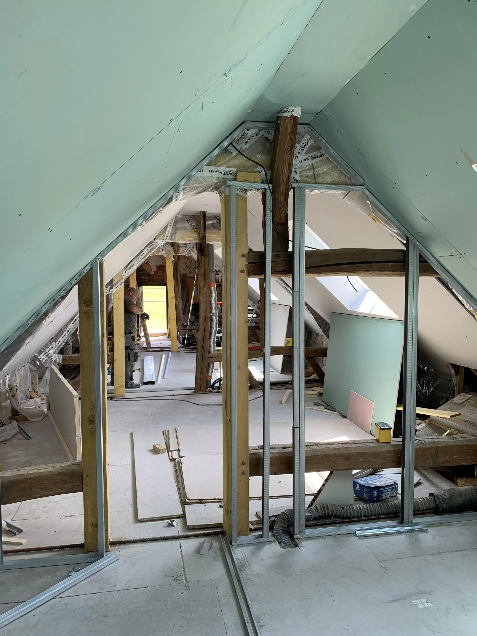 Peinture vert turquoise recouvrant une partie des combles