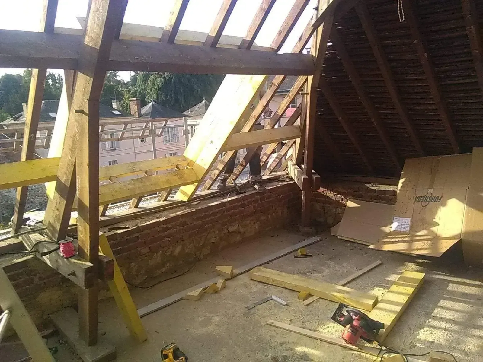 Charpente apparente vue de l'intérieur