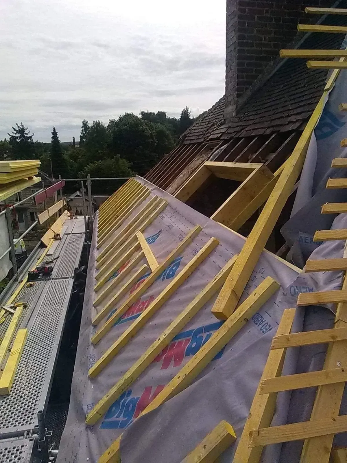 Pose en cours d'une nouvelle toiture par dessus l'ancienne 01