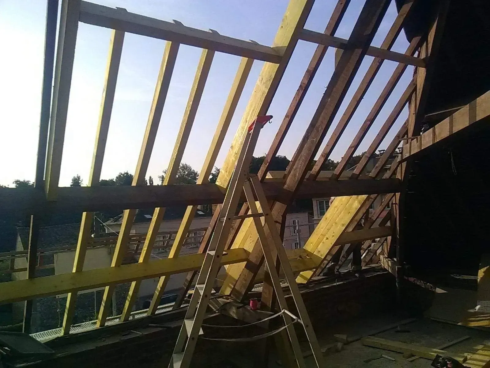 Vue de l'intérieur des nouveaux morceaux de charpente par dessus l'ancienne