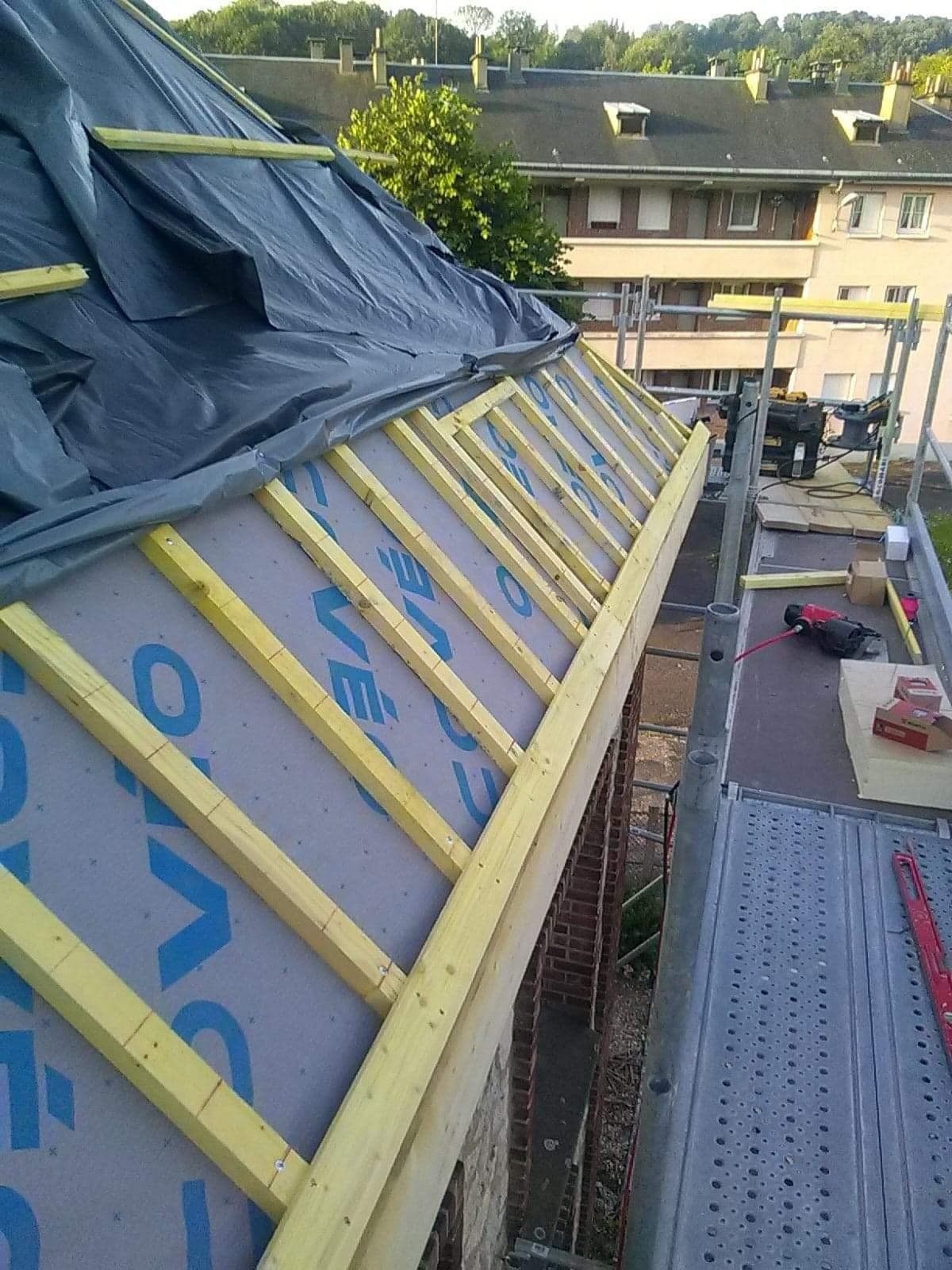 Rénovation de toiture avec une prise de vue depuis l'échafaudage 