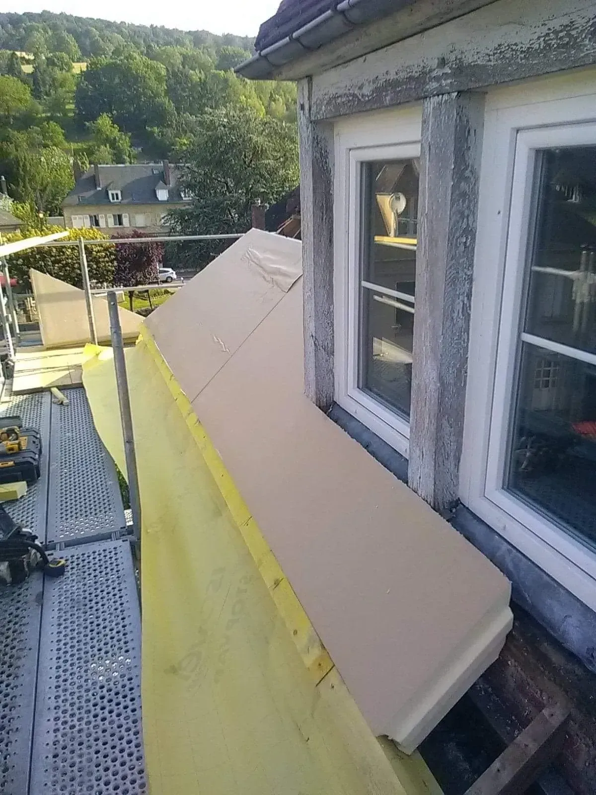 Grandes plaques posées sur l'ancienne charpente