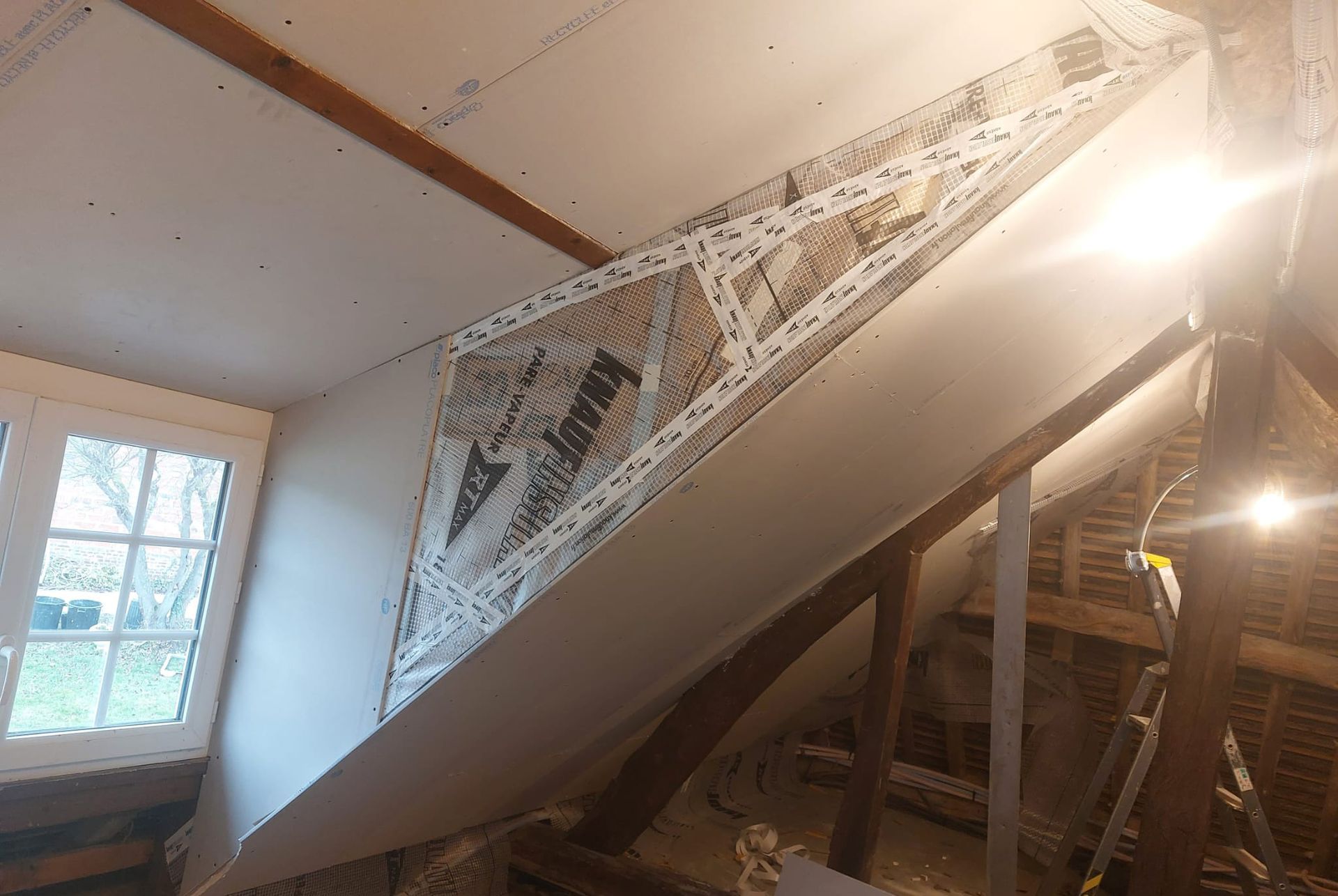 Plaques de placo posées tout autour des combles