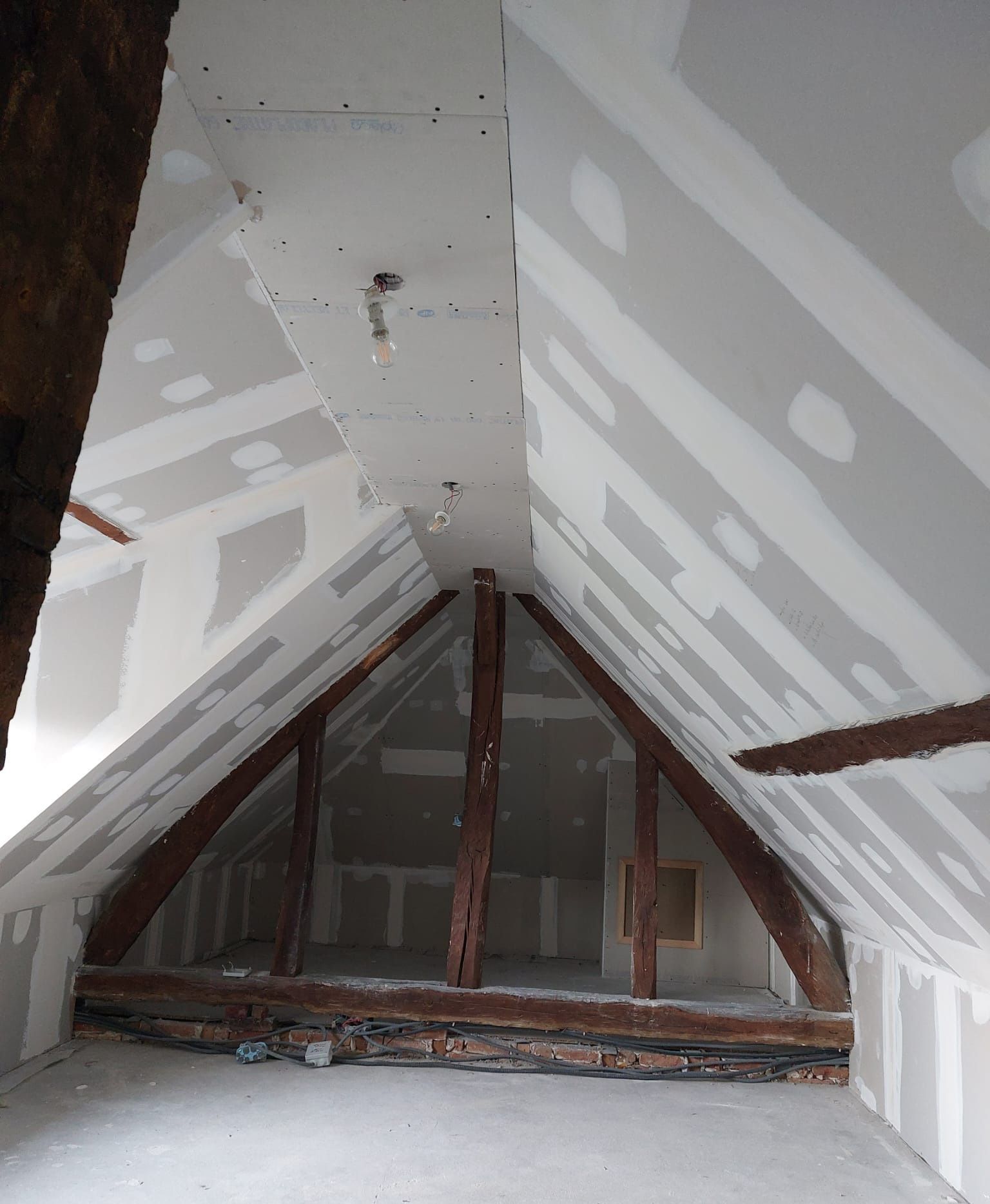 Placo entièrement posé sous les combles