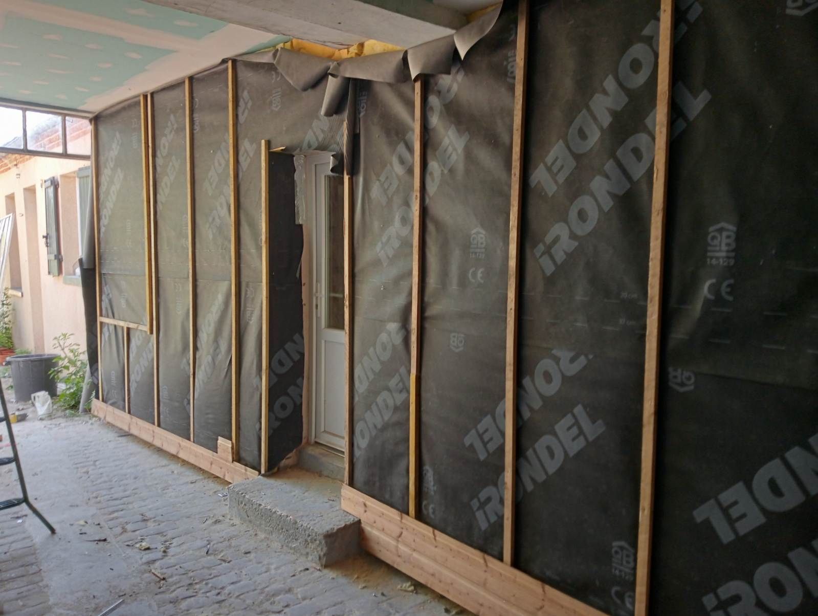 Bâches noir par dessus les plaques d'isolation