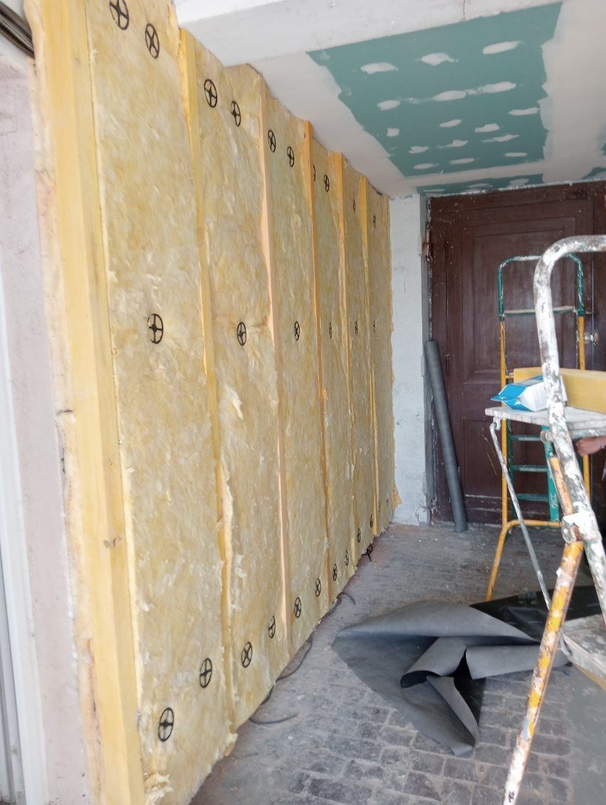 Isolation posé contre une façade sous un porche