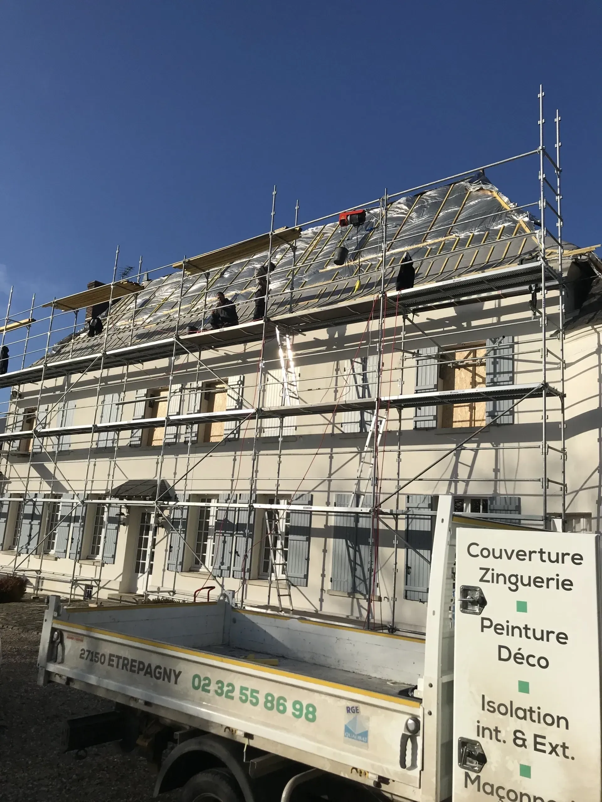 Échafaudage devant la façade d'une très grande maison sur deux niveaux