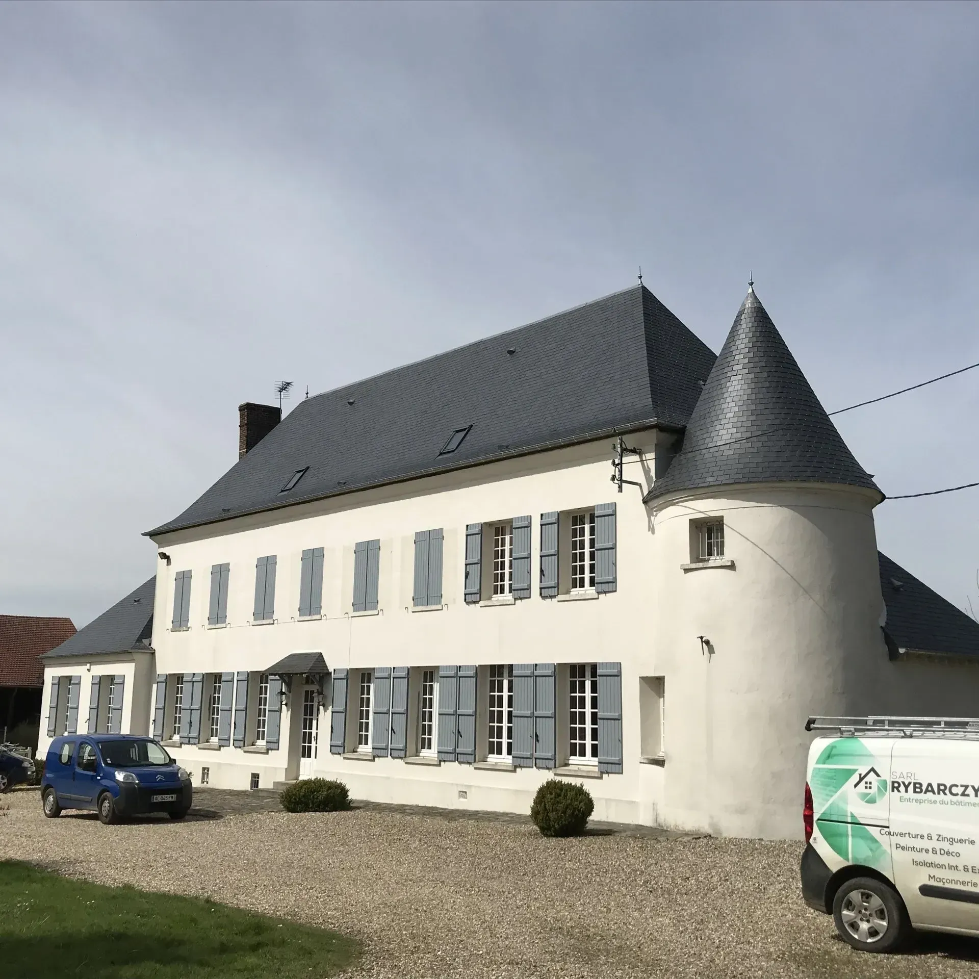 Très grande maison sur deux niveaux aux volets gris clair 02