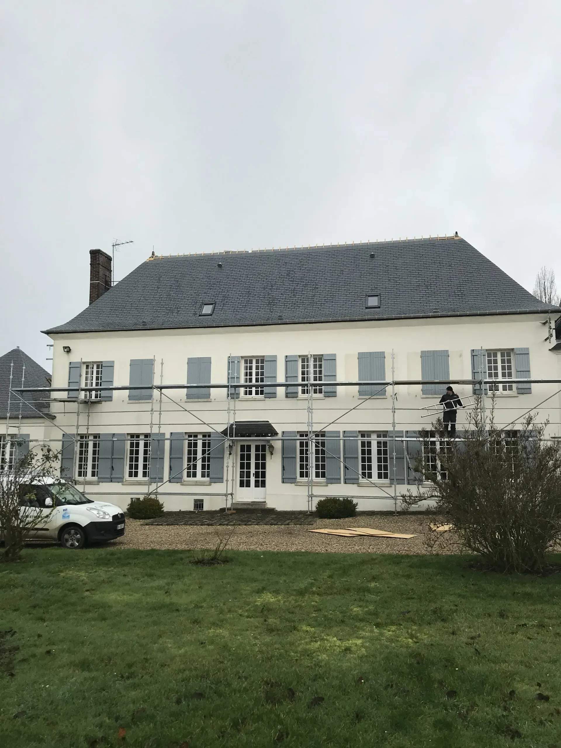 Très grande maison sur deux niveaux aux volets gris clair 01