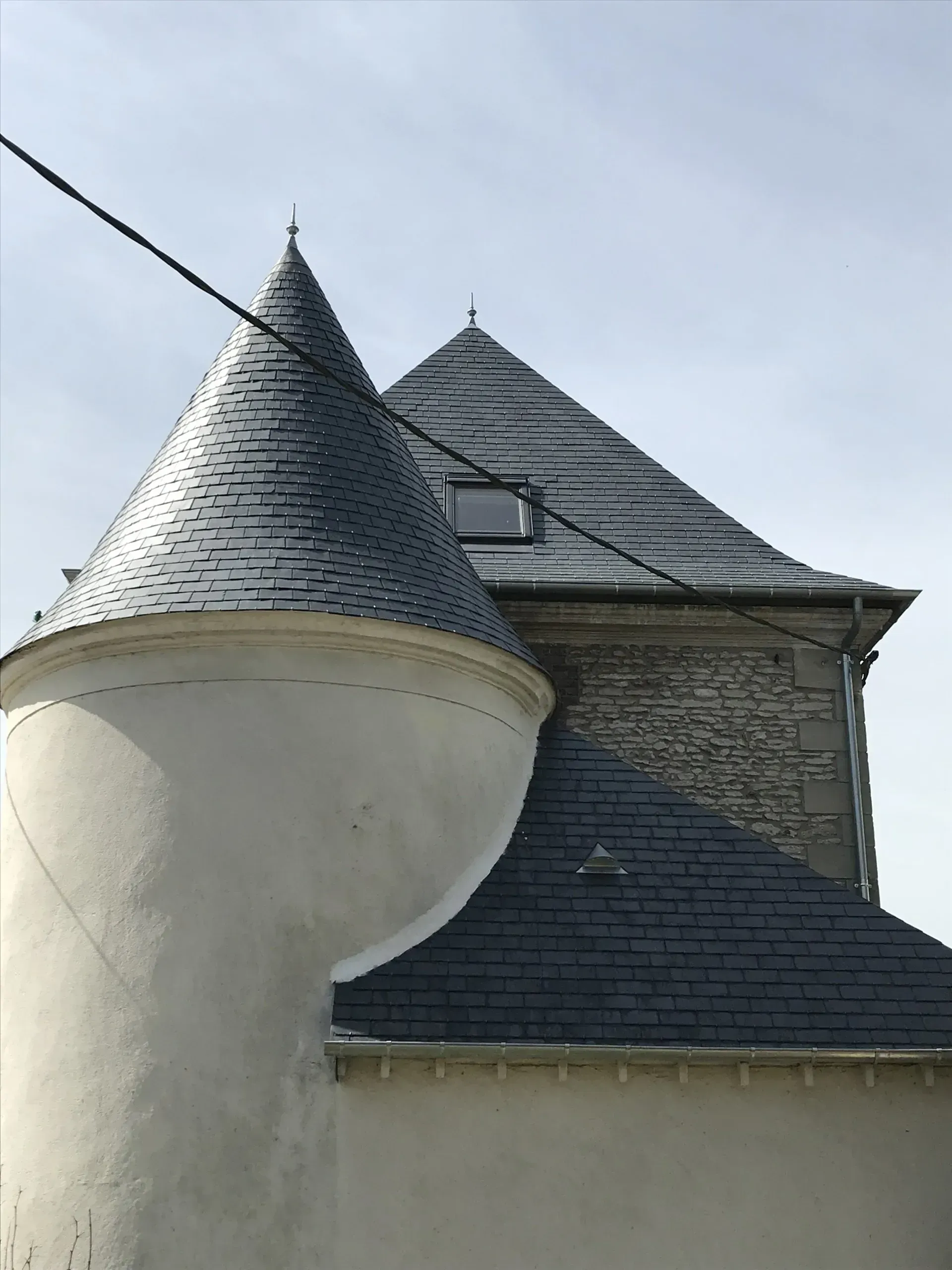 Partie d'une maison au toit en forme de cône