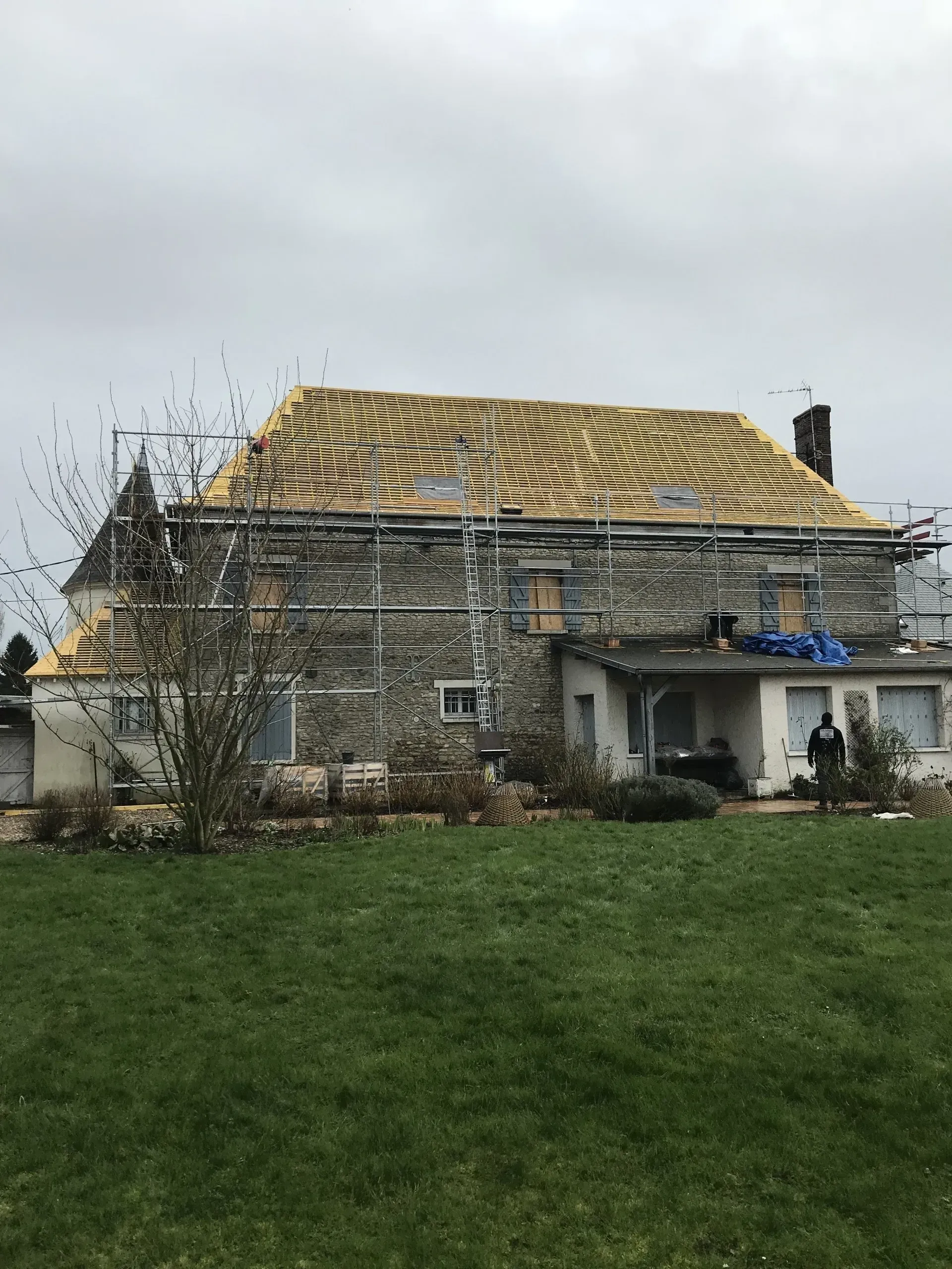 Très grande maison en rénovation à la toiture apparente