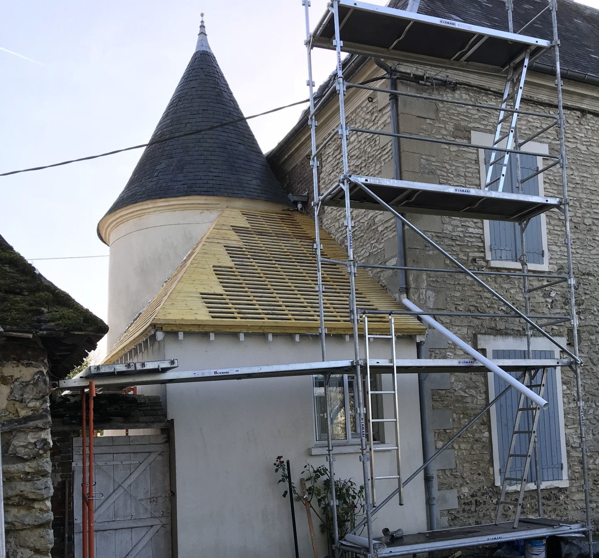 La toiture d'une maison avec une tour style château