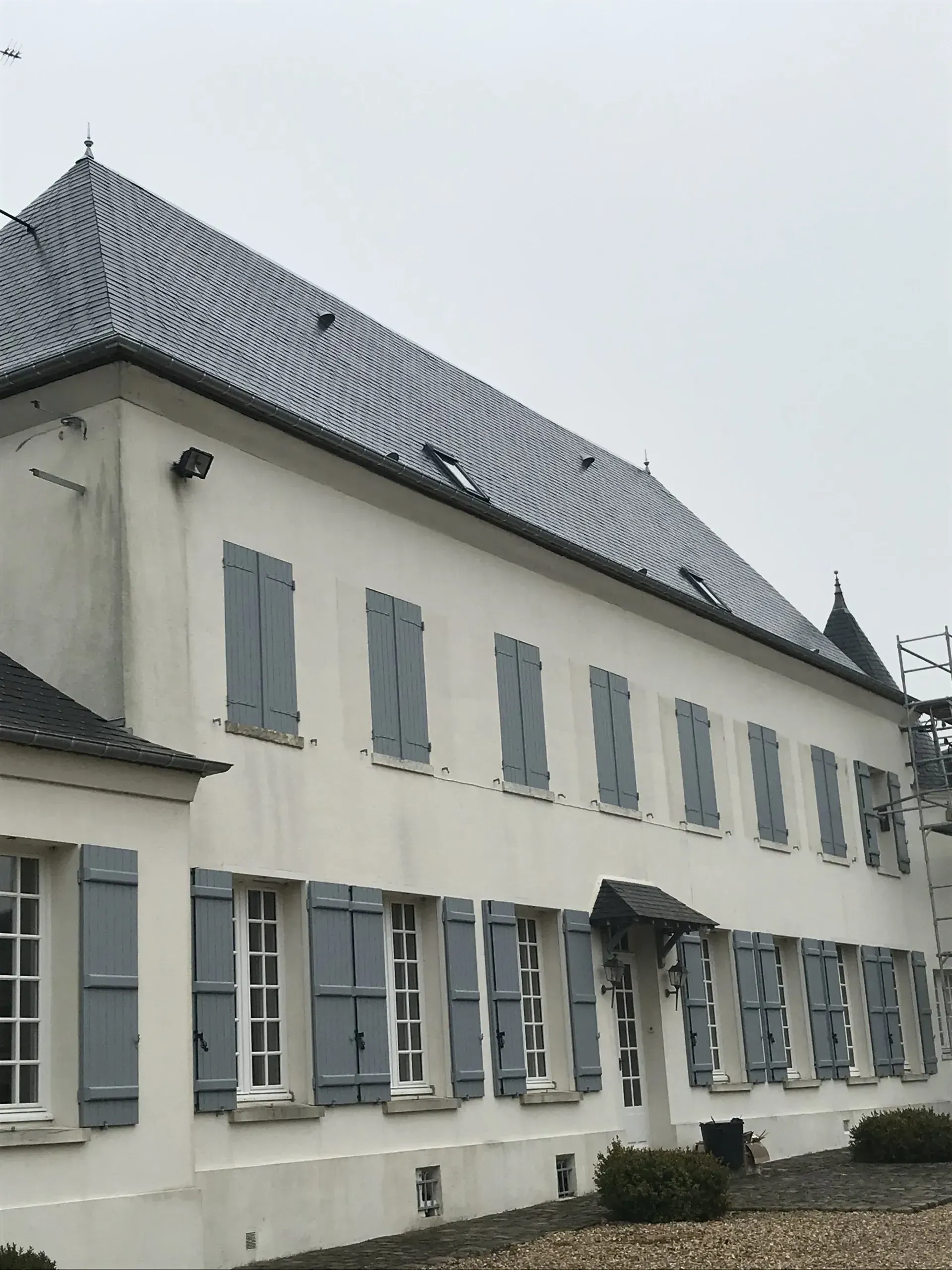 Très grande maison sur deux niveaux aux volets gris clair 04