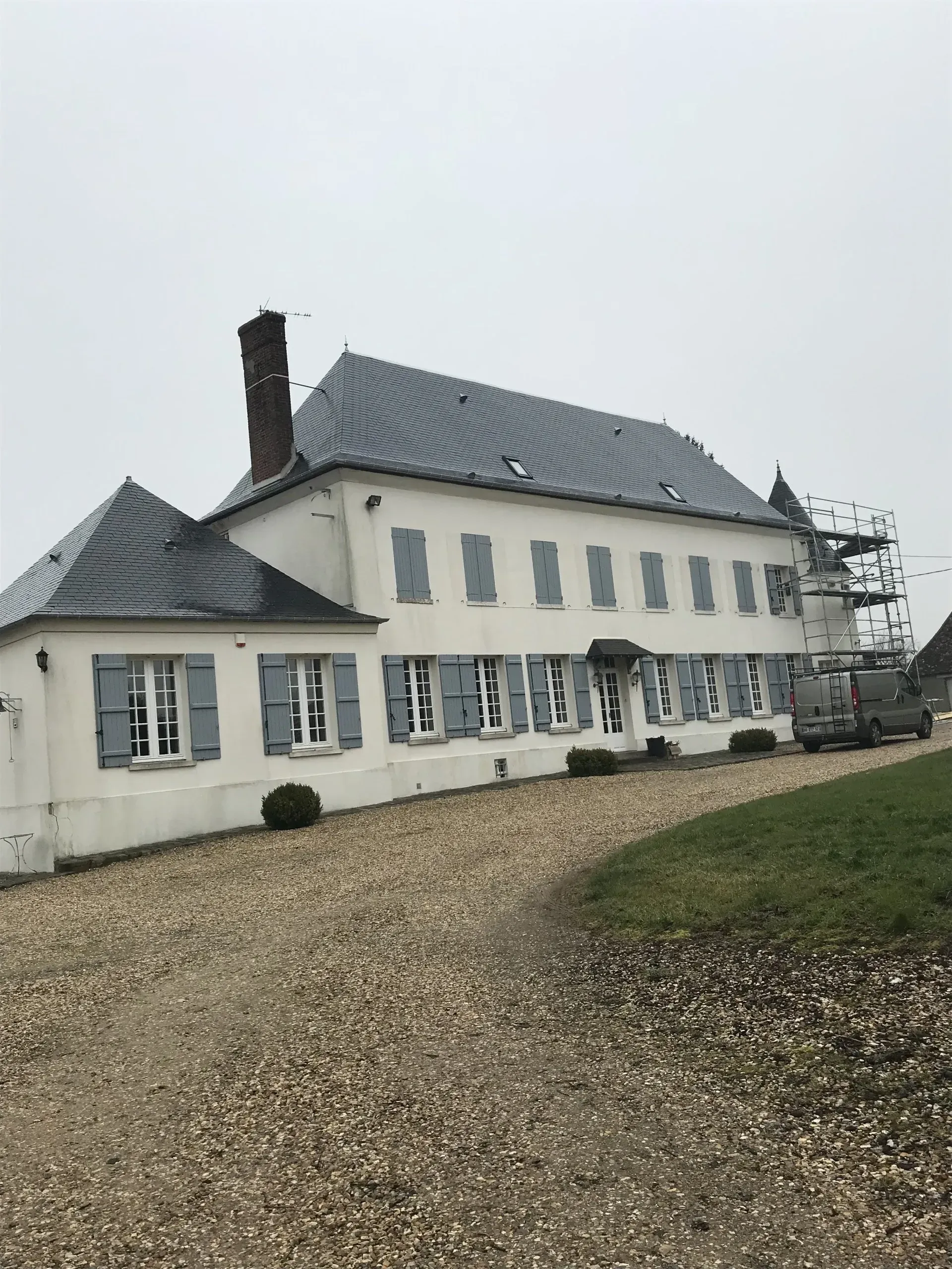 Très grande maison sur deux niveaux aux volets gris clair 03