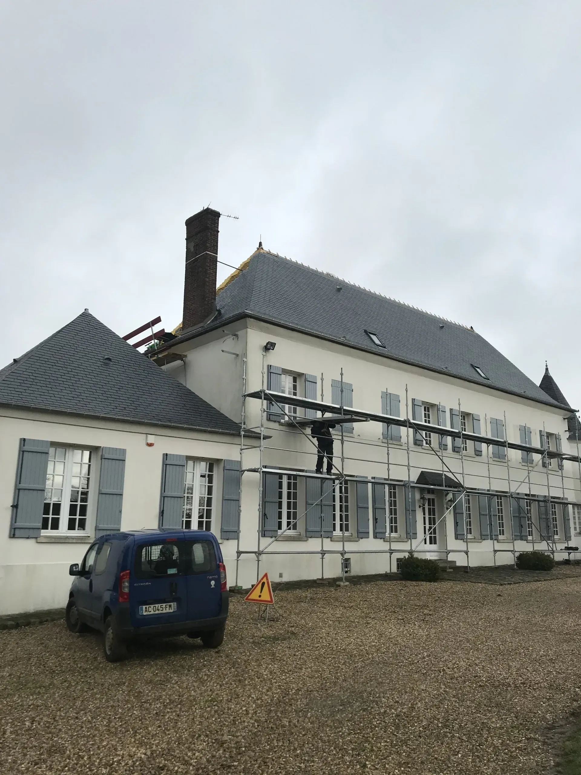 Très grande maison sur deux niveaux aux volets gris clair 05