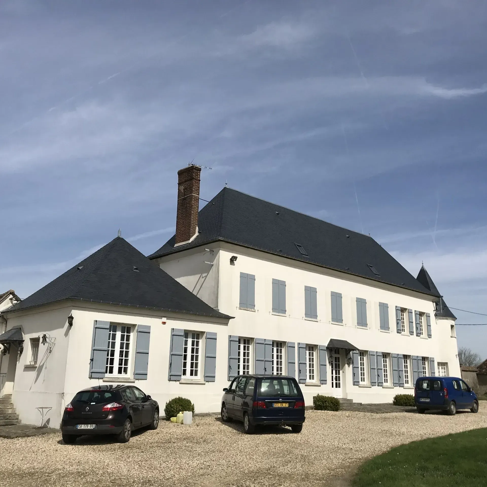 Très grande maison sur deux niveaux aux volets gris clair