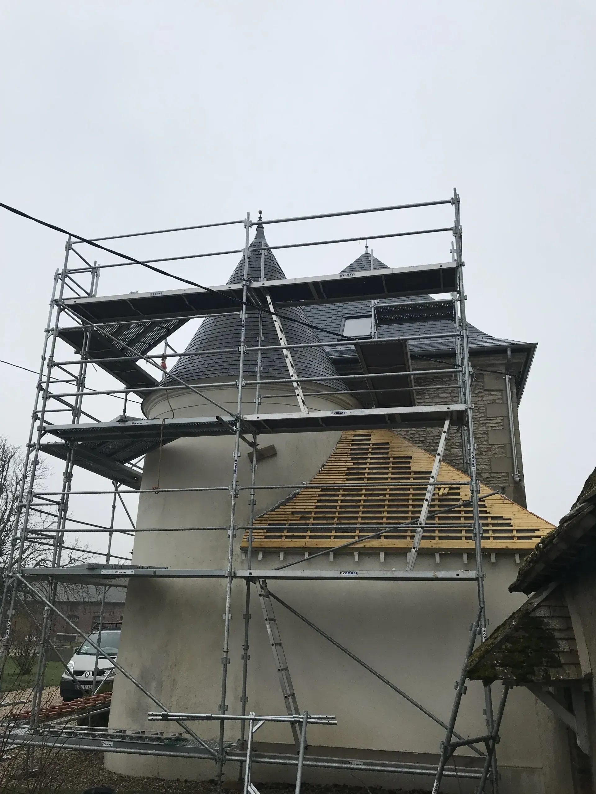 Échafaudage devant une tour