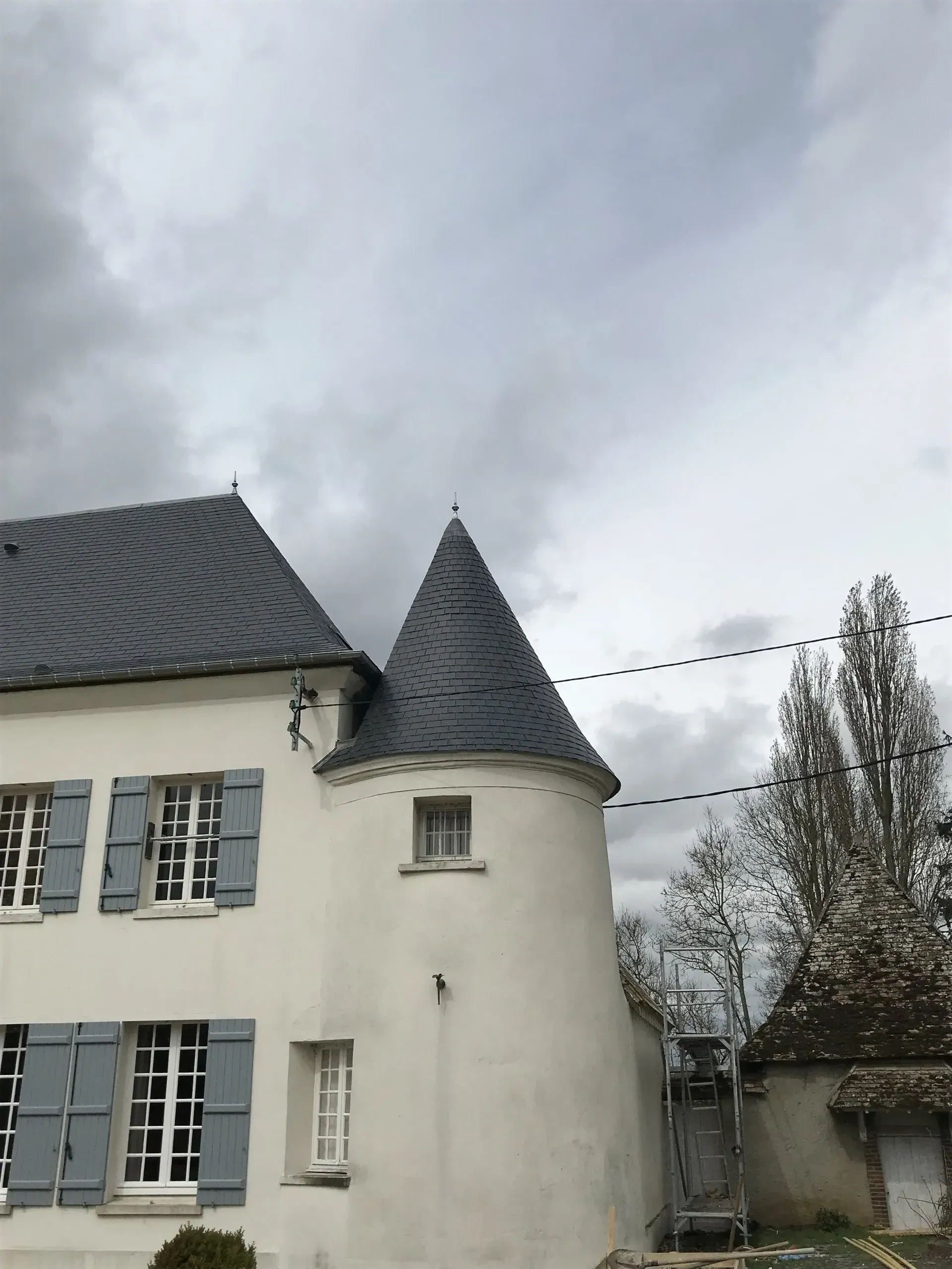 Coin d'une habitation avec une tour