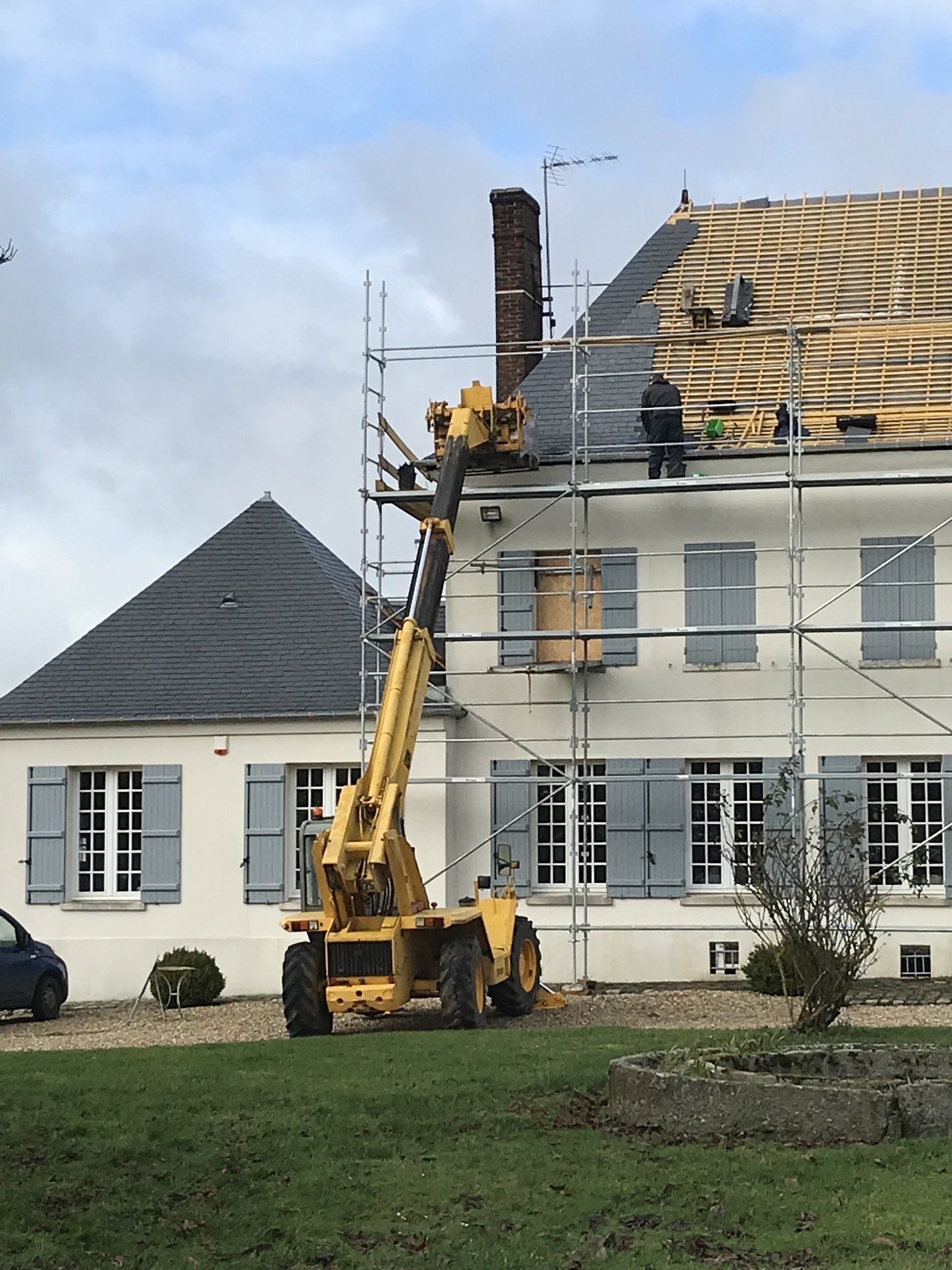 Rénovation d'une toiture à l'aide d'un monte-charge