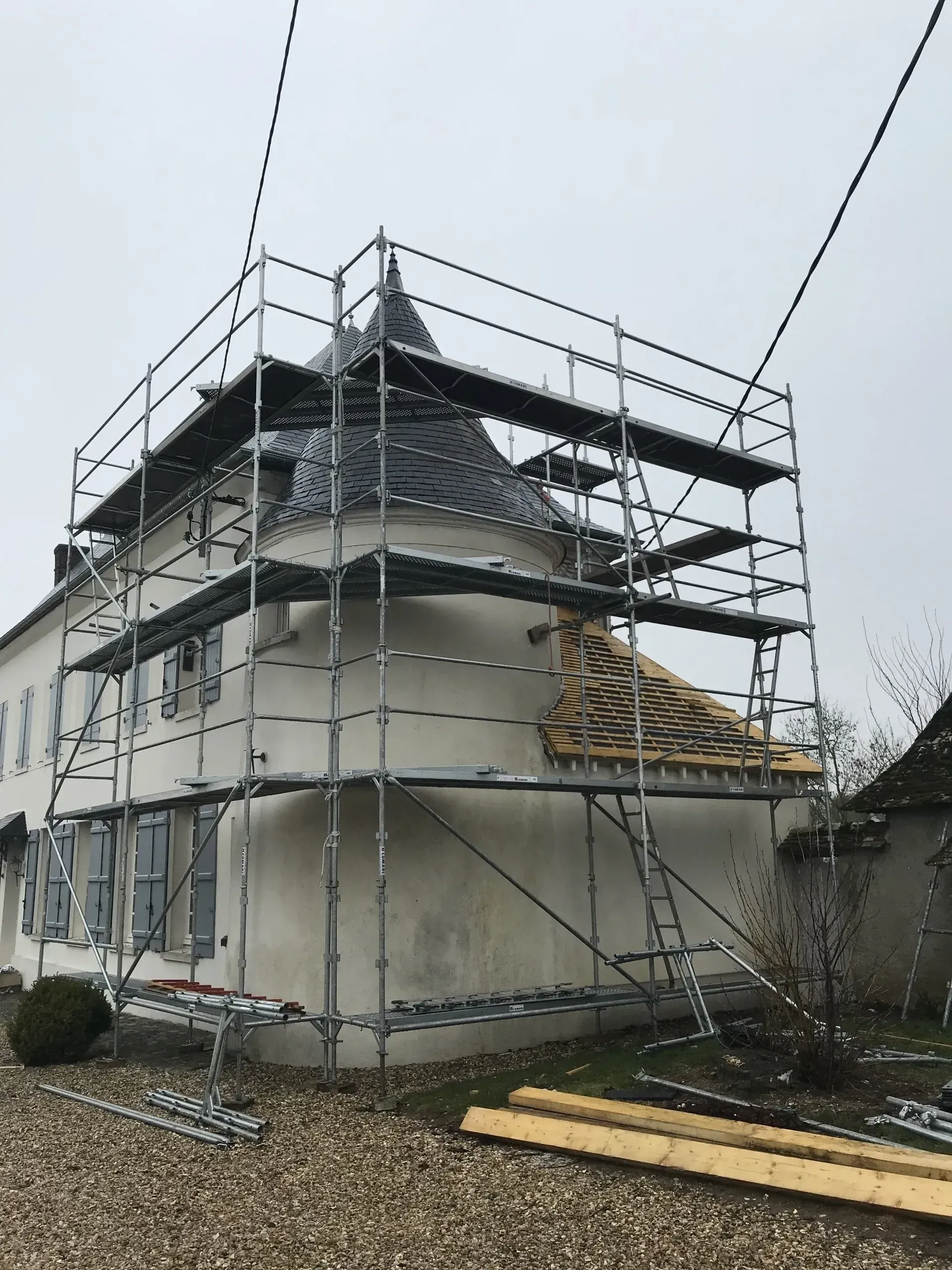 Échafaudage dans l'angle d'une habitation
