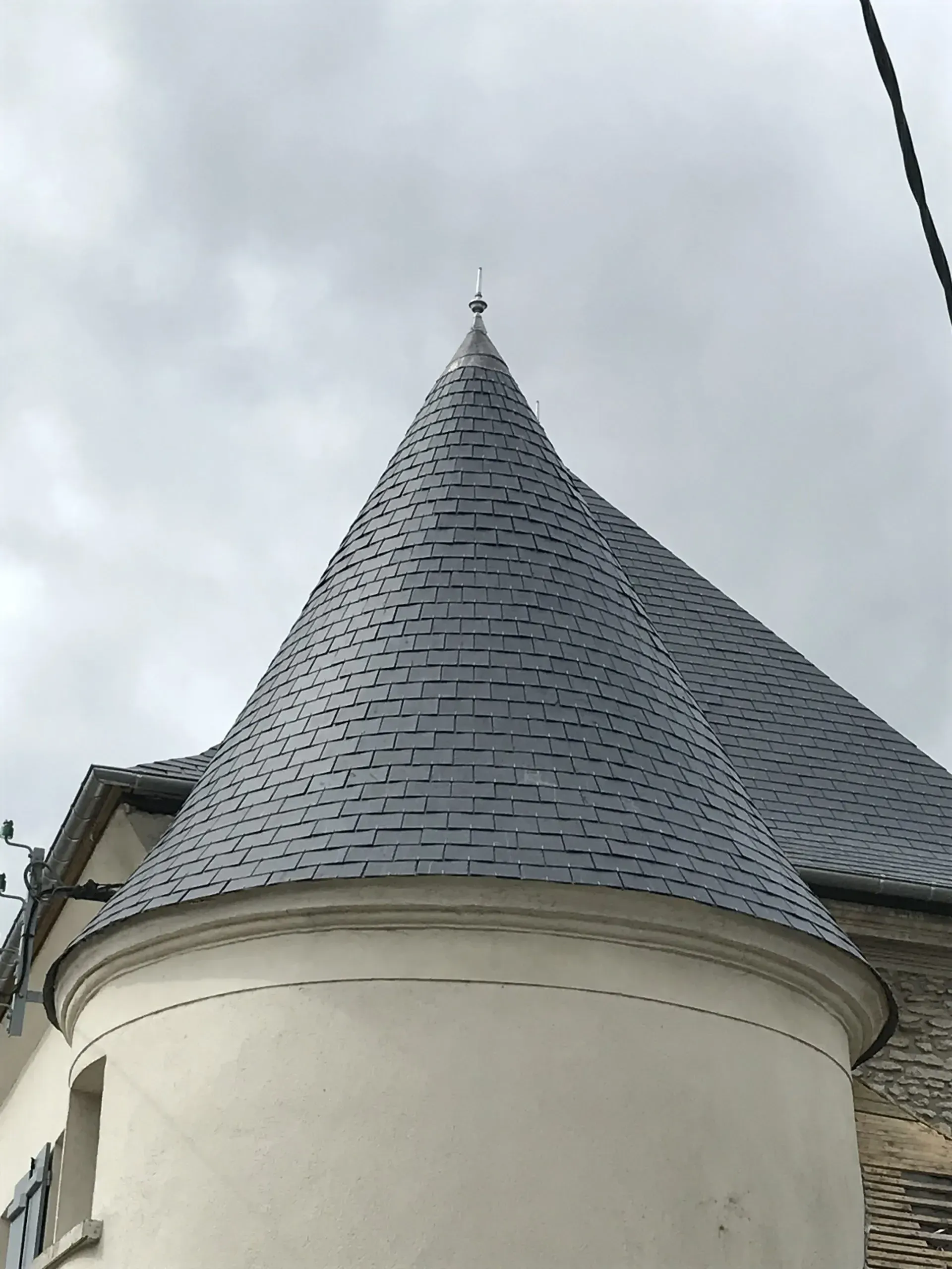 Toiture en ardoise en forme de cône