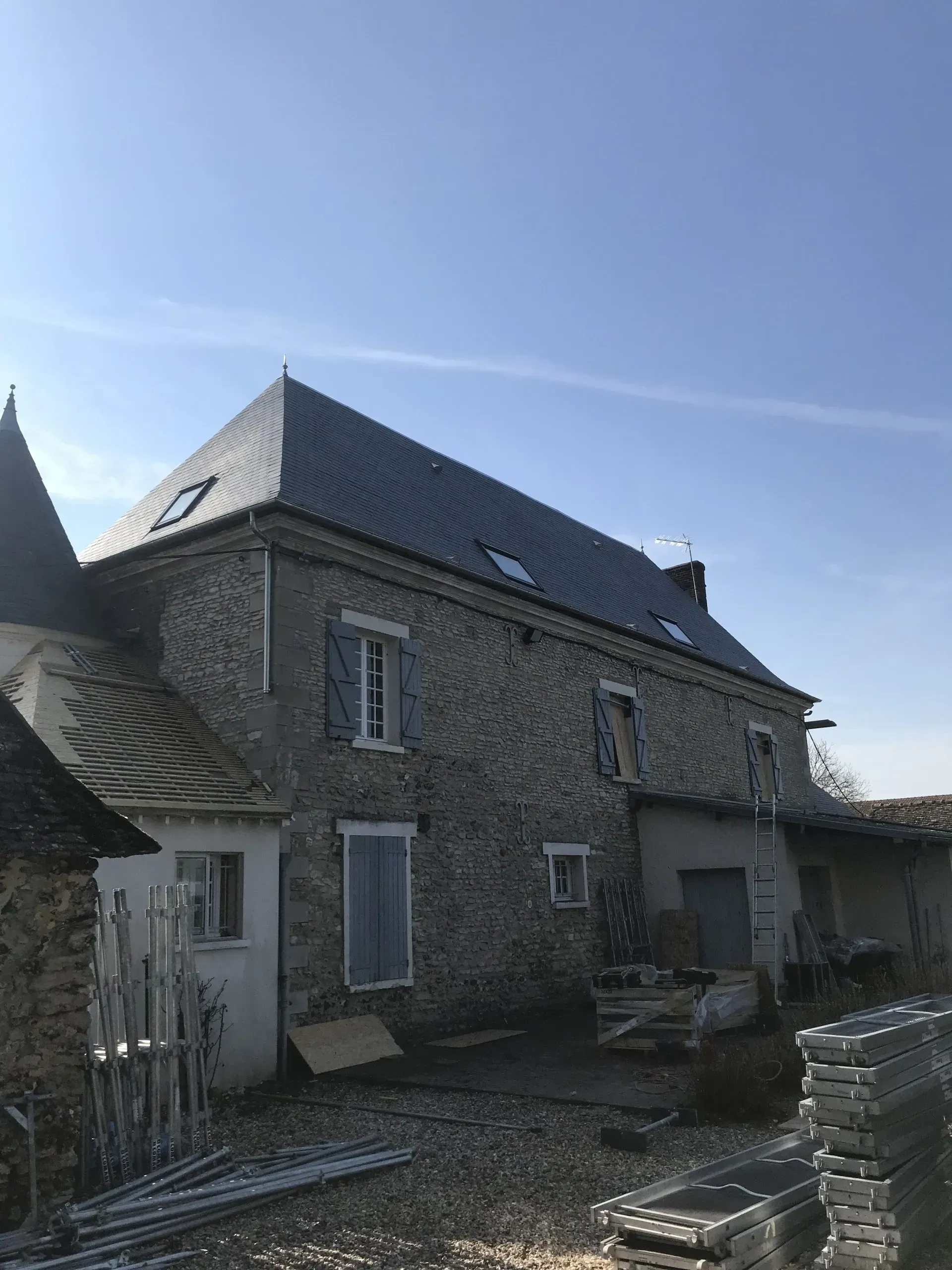 Grande maison sur deux niveau aux murs de pierre