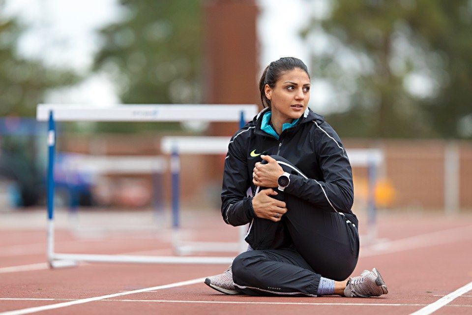 Urheilija venyttelee