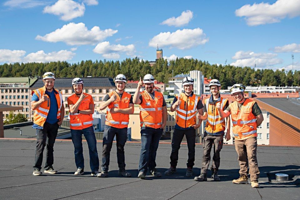 Ryhmäkuva työntekijöistä